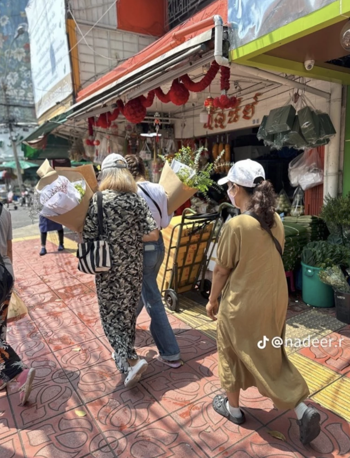 跟媽媽一起採買的Lisa，由背影來看打扮相當輕鬆。（翻攝自TikTok nadeer.r）