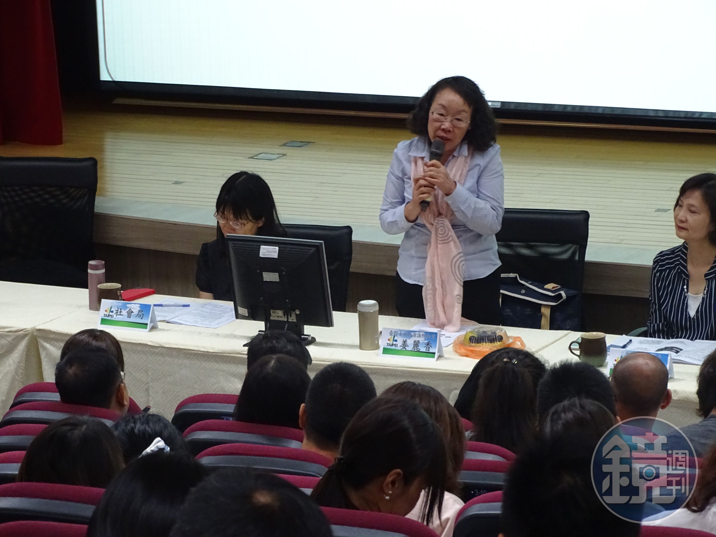 姜麗香任職法官近30年，經常至校園或向社工等團體分享輔導少年案件心得。（讀者提供）