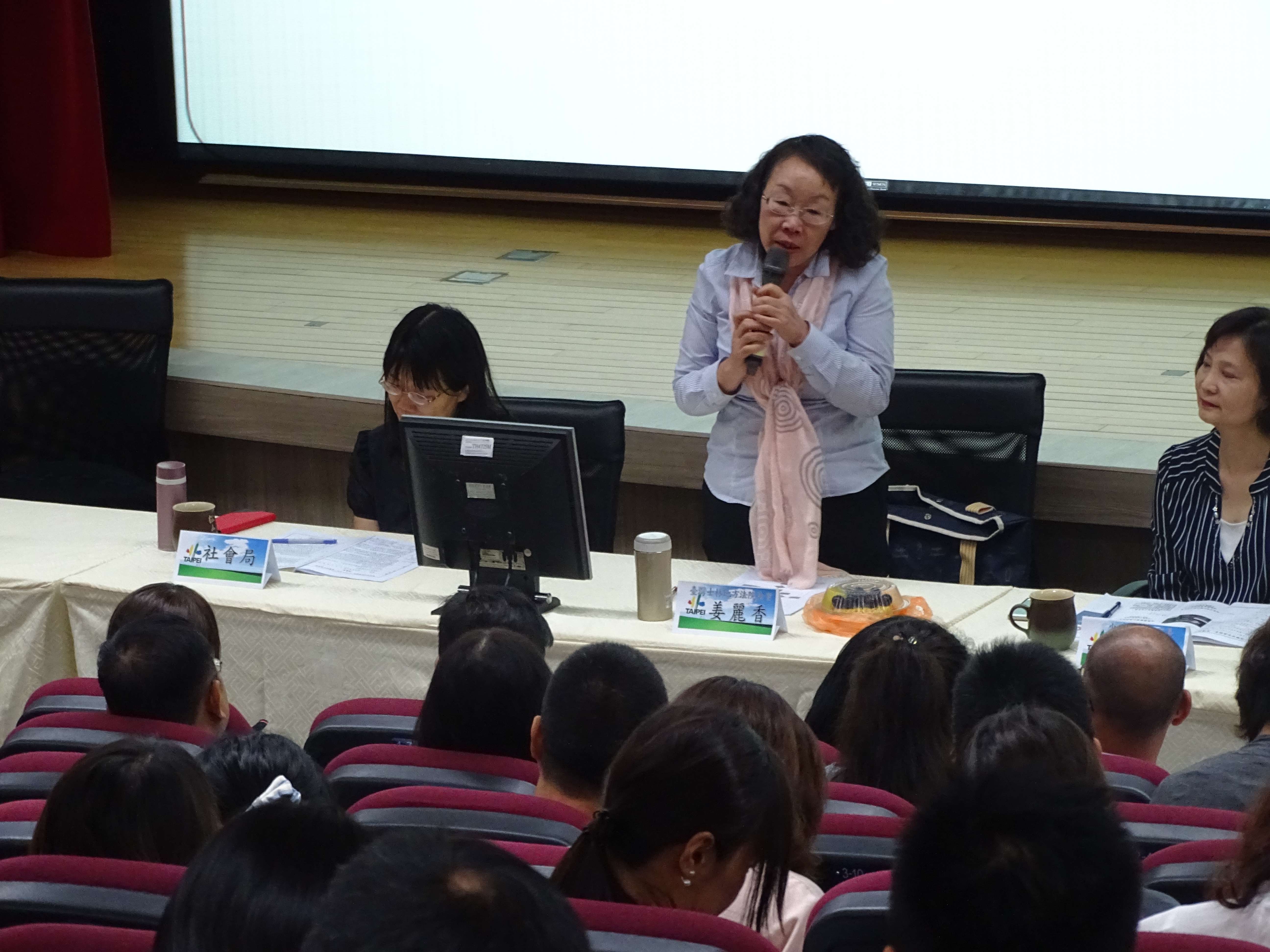 姜麗香任職法官近30年，經常至校園或向社工等團體分享輔導少年案件心得。（讀者提供）