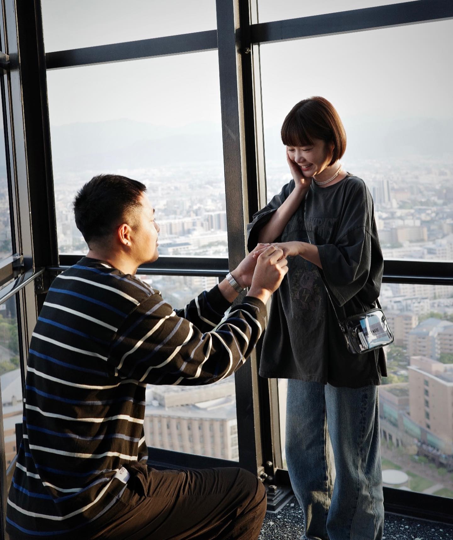 李佳穎(右)被男友阿力(左)在福岡驚喜求婚。(翻攝李佳穎臉書)