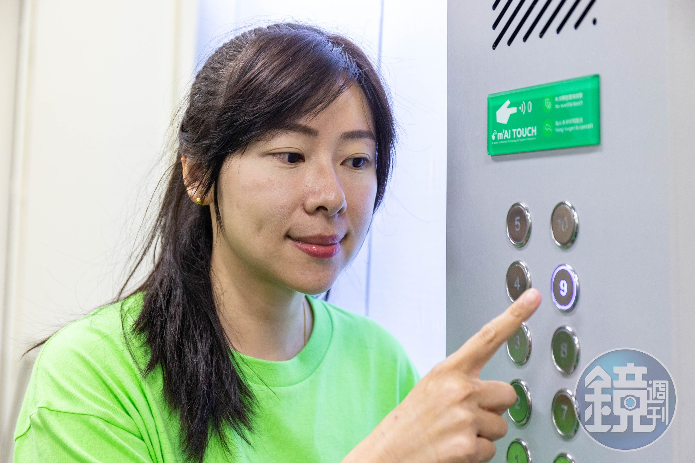 清華大學團隊研發出可隔空按電梯的非接觸式防疫技術。(清華大學提供)