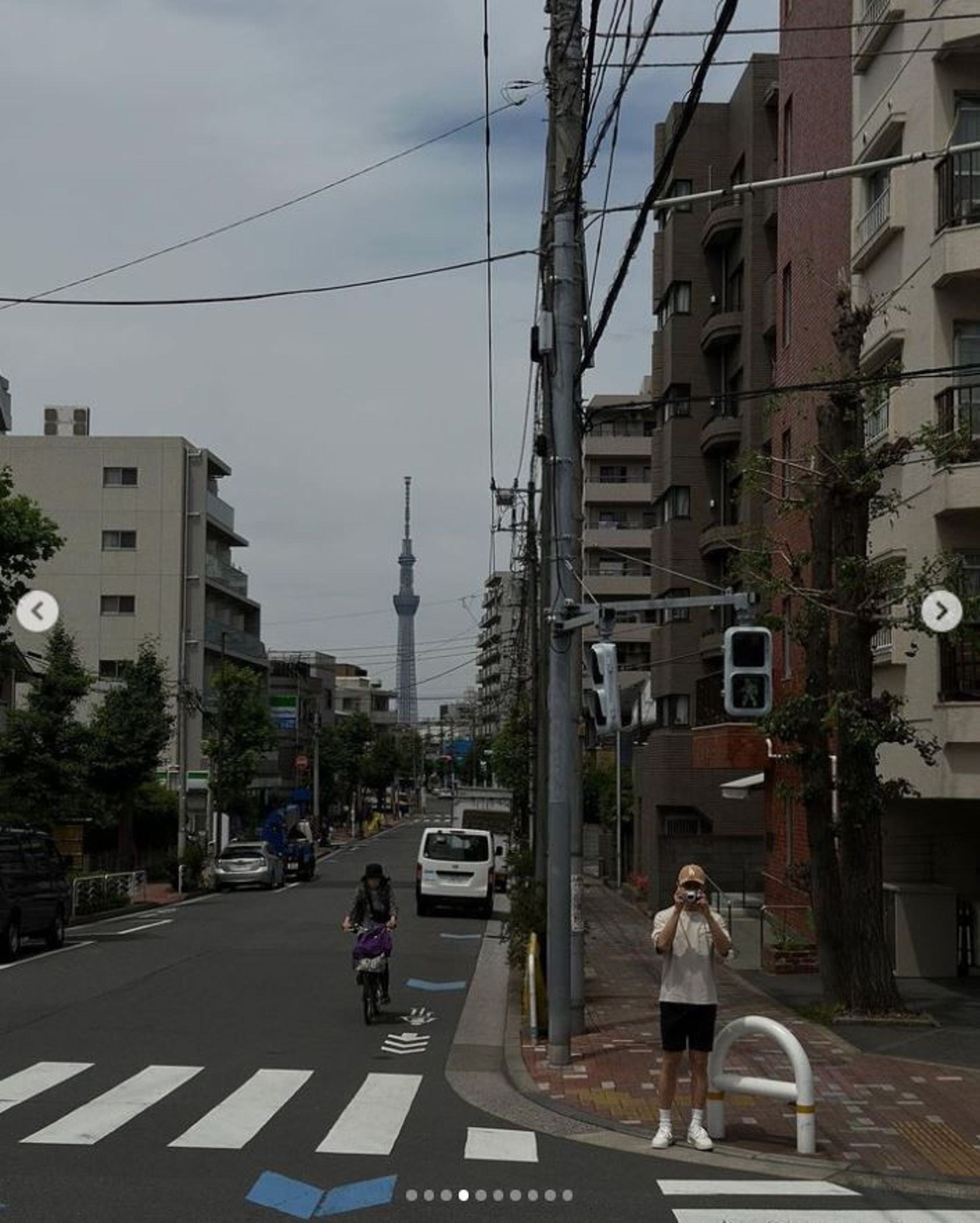 陳庭妮的照片中可見對街的胡宇威。(翻攝自陳庭妮IG)