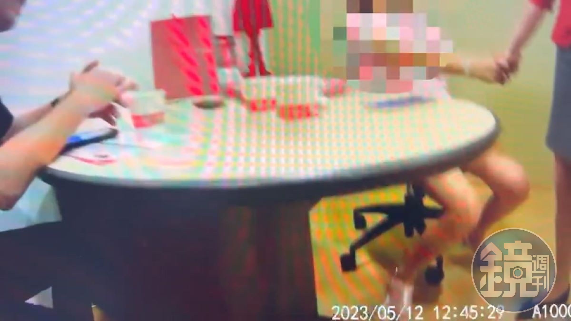 王姓婦人感謝行員即時發覺與員警阻擋，才能挽救財產方面的損失。（翻攝畫面）