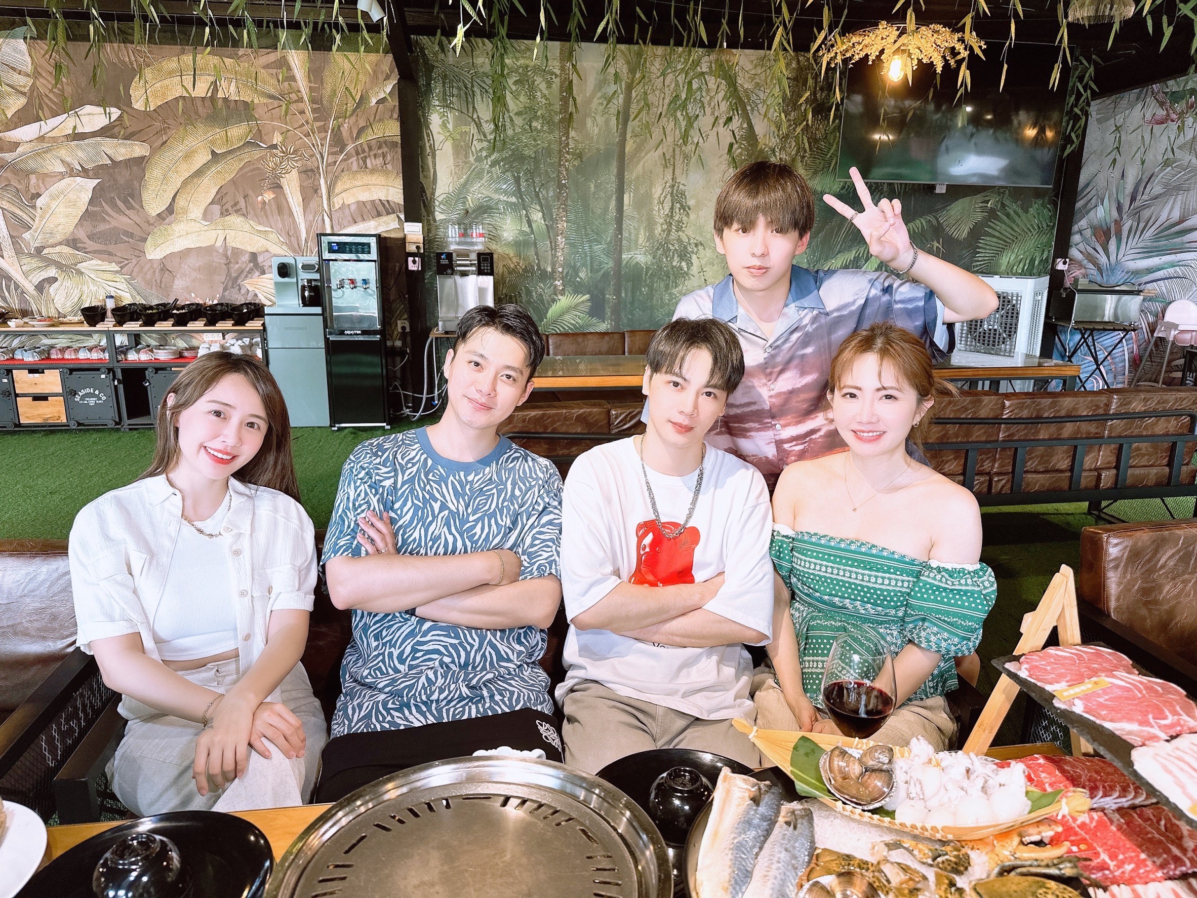 謝忻（左一）與古曜威（下排右二）、賴薇如（右一）一起外出旅遊。（單純夢想文創提供）