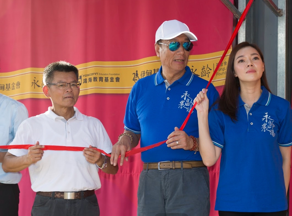 楊秋興(左)力挺郭台銘(中)參選總統,但認為郭不應該再回到國民黨。(本刊資料照)