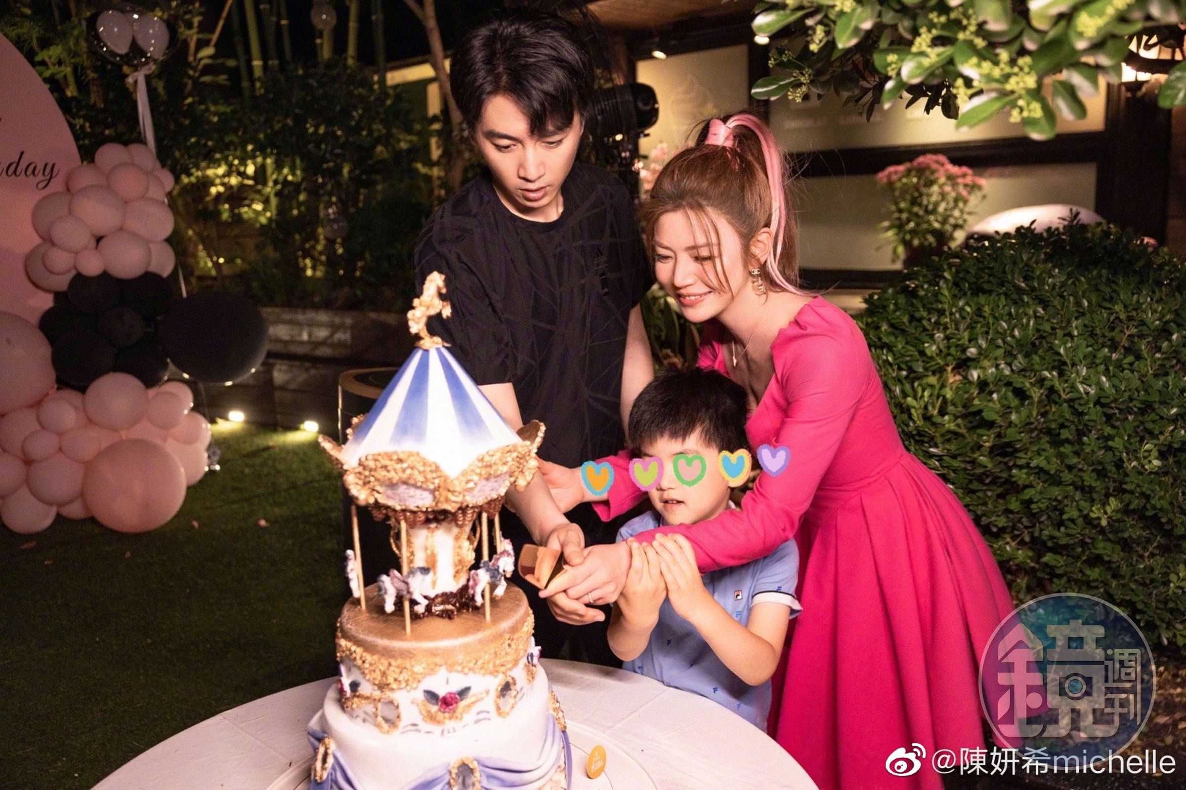 陳曉(左)帶著兒子小星星,一家三口合體為愛妻陳妍希(右)慶祝40歲生日,並手把手一起切蛋糕。(翻攝自陳妍希微博)