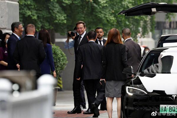 馬斯克週二傍晚抵達北京,於週四上午搭機返回美國。(翻攝自微博@早報網)