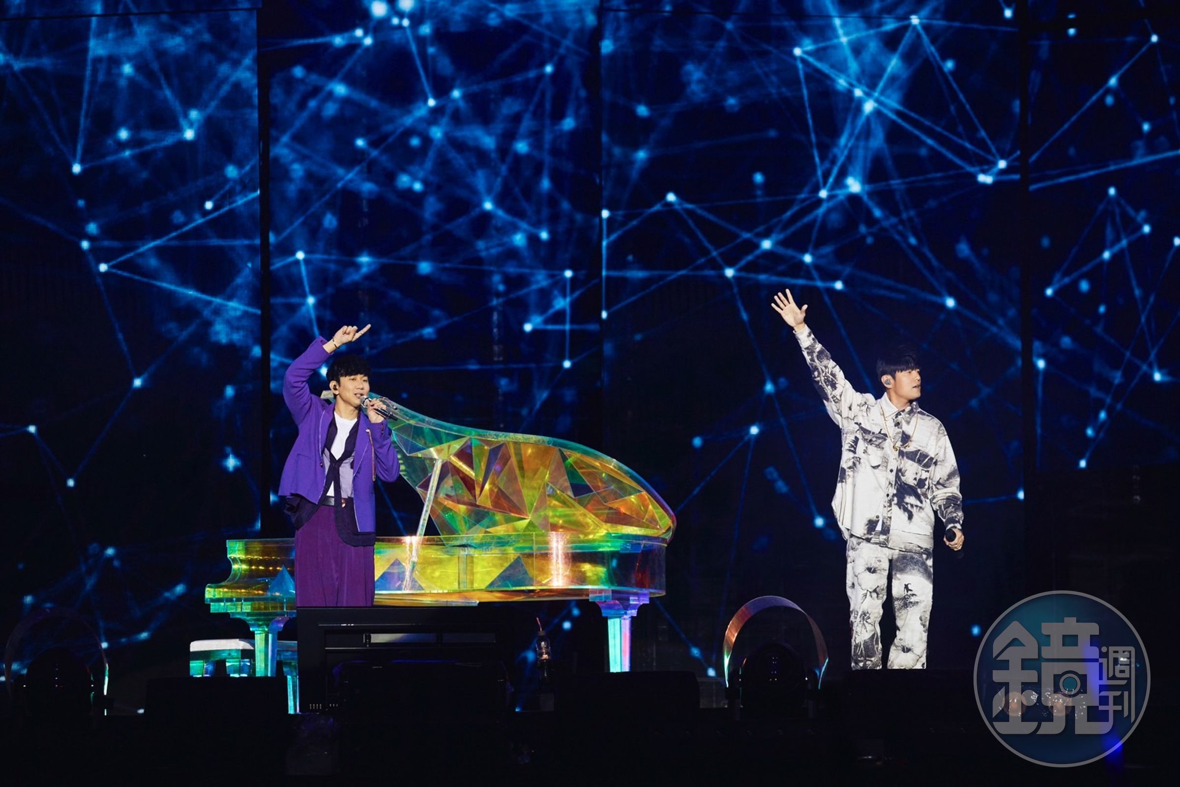 周杰倫(右)曾在舞台上,拉著板凳看JJ林俊傑(左)演唱會。(JFJ提供)