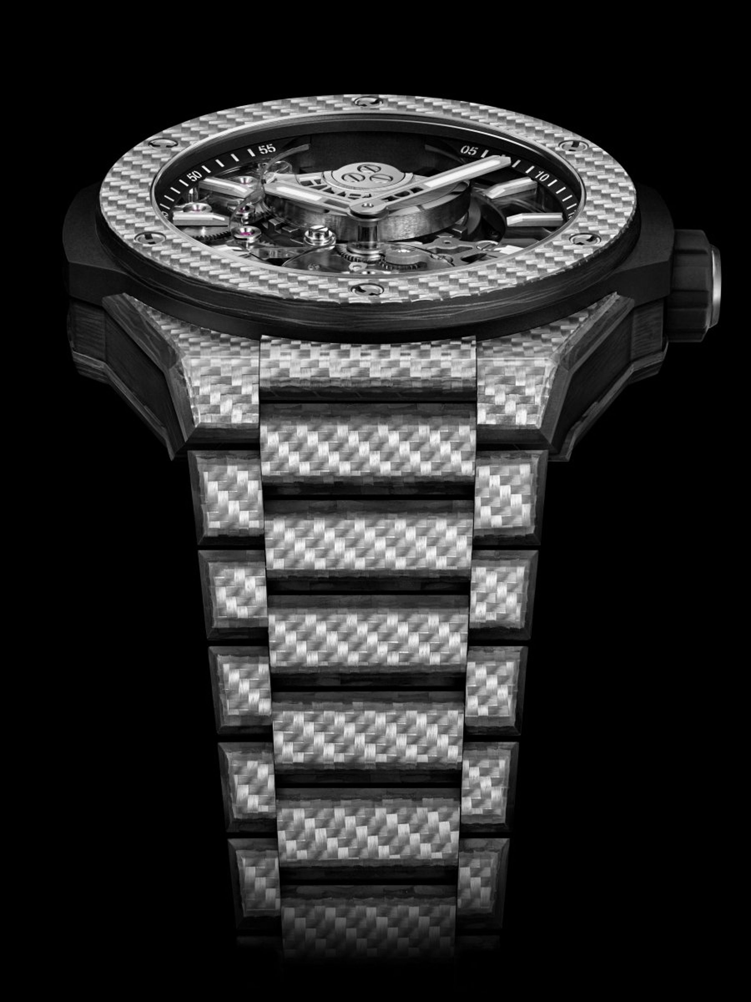 HUBLOT Big Bang Integrated陀飛輪錶款，錶殼鍊帶採用的材質，是在碳纖維增強聚合物（CFRP）材料表面鍍上一層鋁金屬，再進行熱處理，使鋁與碳纖維反應形成一層鋁合金層，不僅具耐磨性，還有高強度和輕量化的特點。
