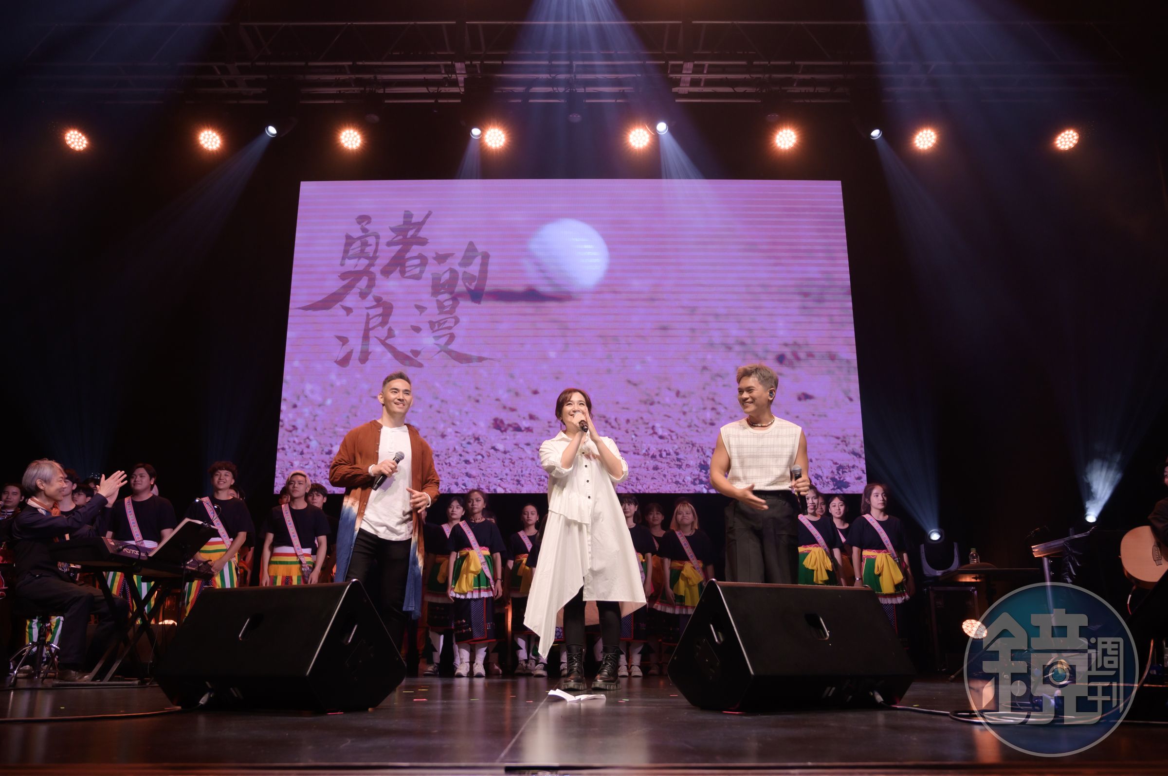 Zepp Premium第3彈演唱會由中孝介(左)同台舒米恩(右),昨晚更請到羅美玲擔任嘉賓,三人一起演唱《勇者的浪漫》。(Zepp New Taipei / 大鴻藝術BIG ART提供)