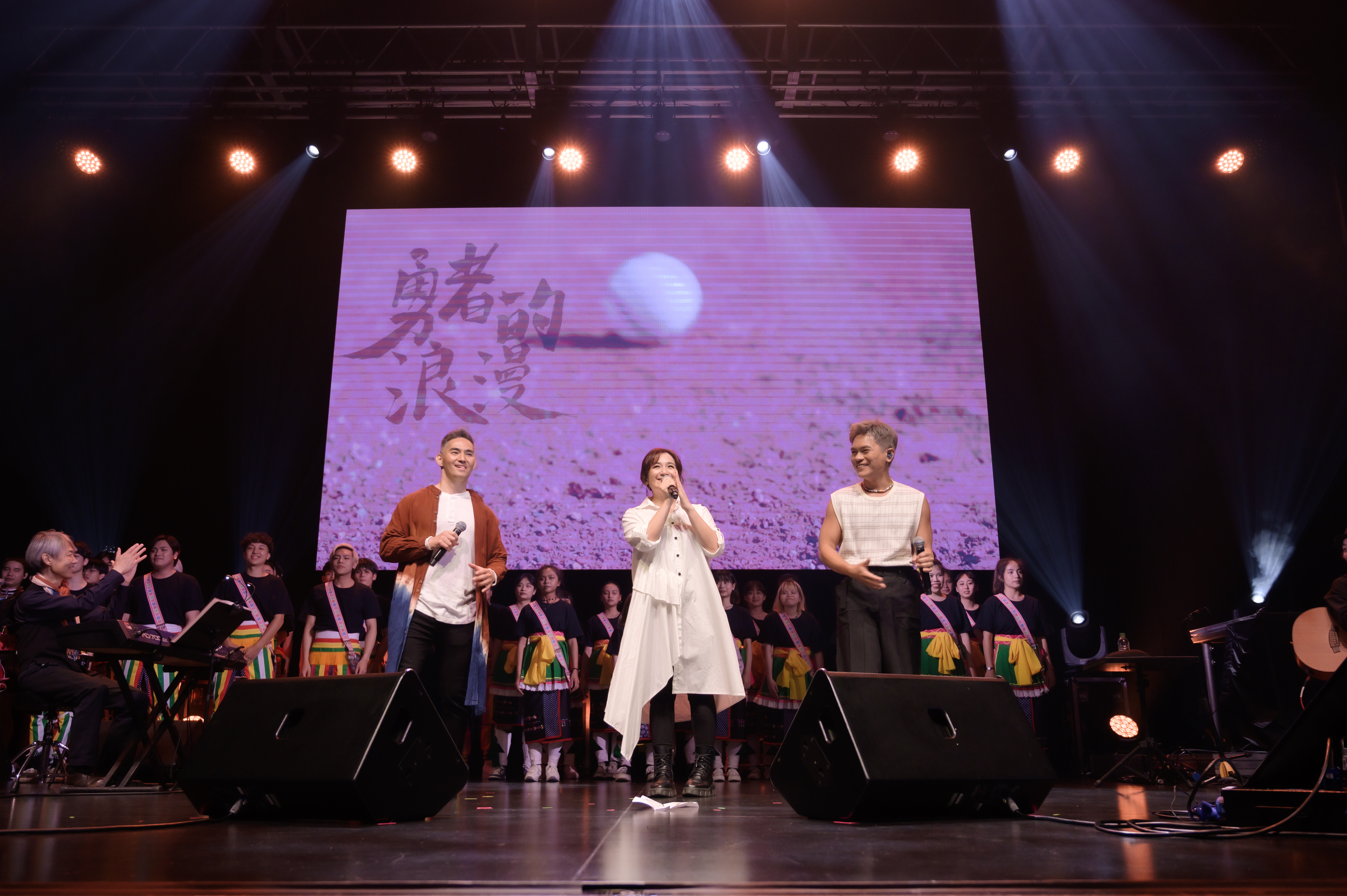 Zepp Premium第3彈演唱會由中孝介(左)同台舒米恩(右),昨晚更請到羅美玲擔任嘉賓,三人一起演唱《勇者的浪漫》。(Zepp New Taipei / 大鴻藝術BIG ART提供)