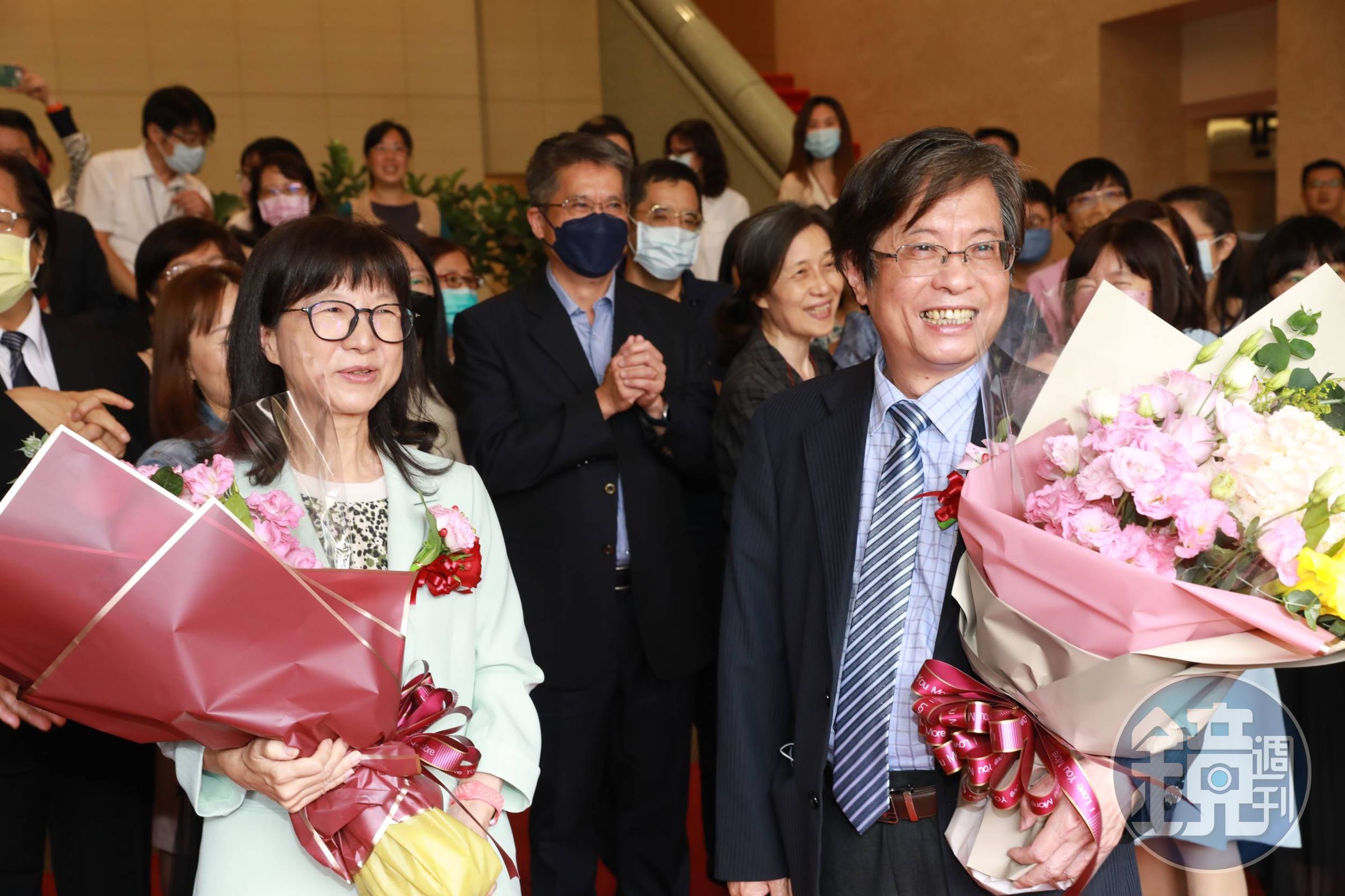 最高法院新任院長高孟焄(左)今上任,她與同仁歡送卸任院長吳燦(右)。