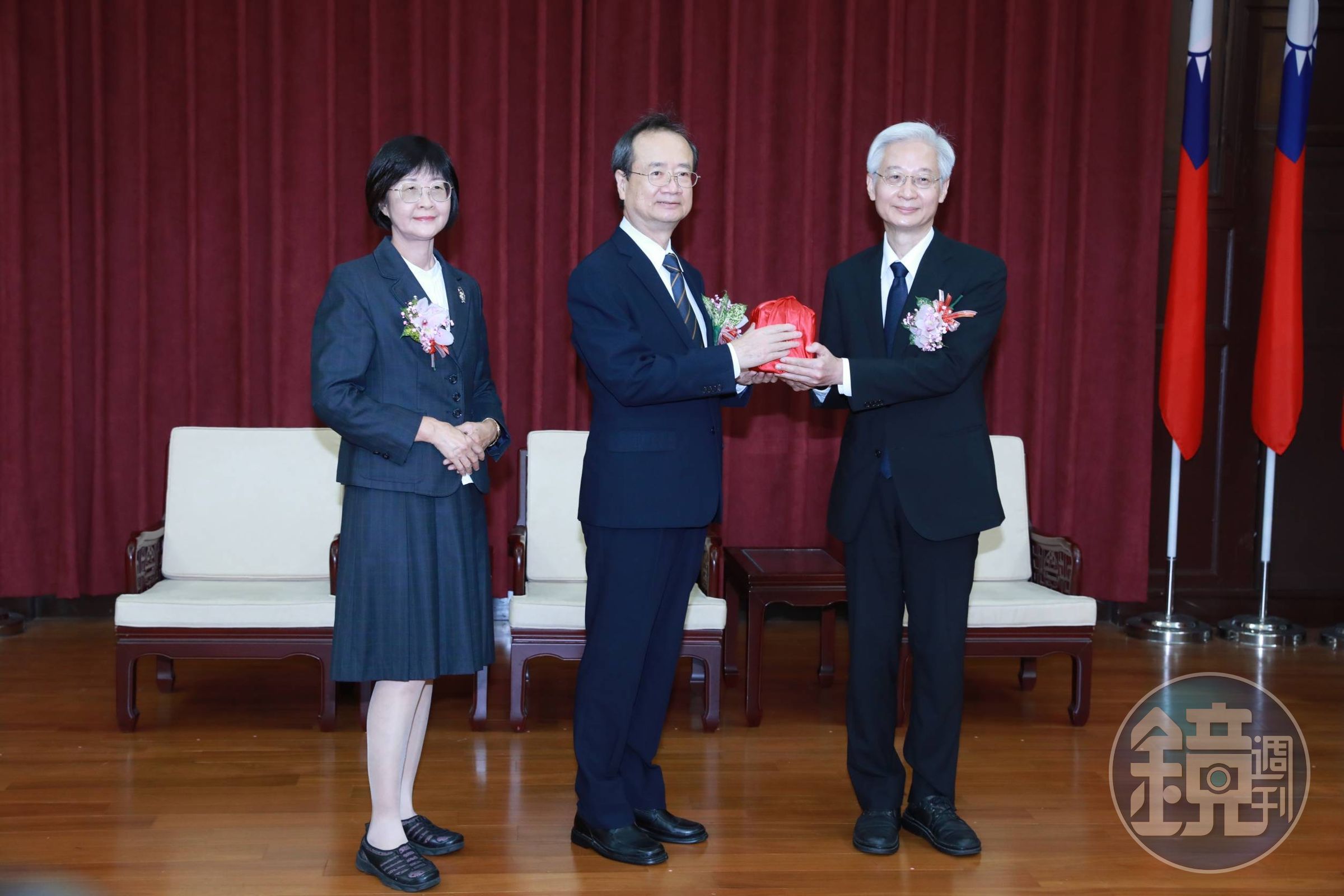 懲戒法院新任院長林輝煌(右)從司法院長許宗力(中)手中接下印信,左為懲戒法院代理院長黃梅月。