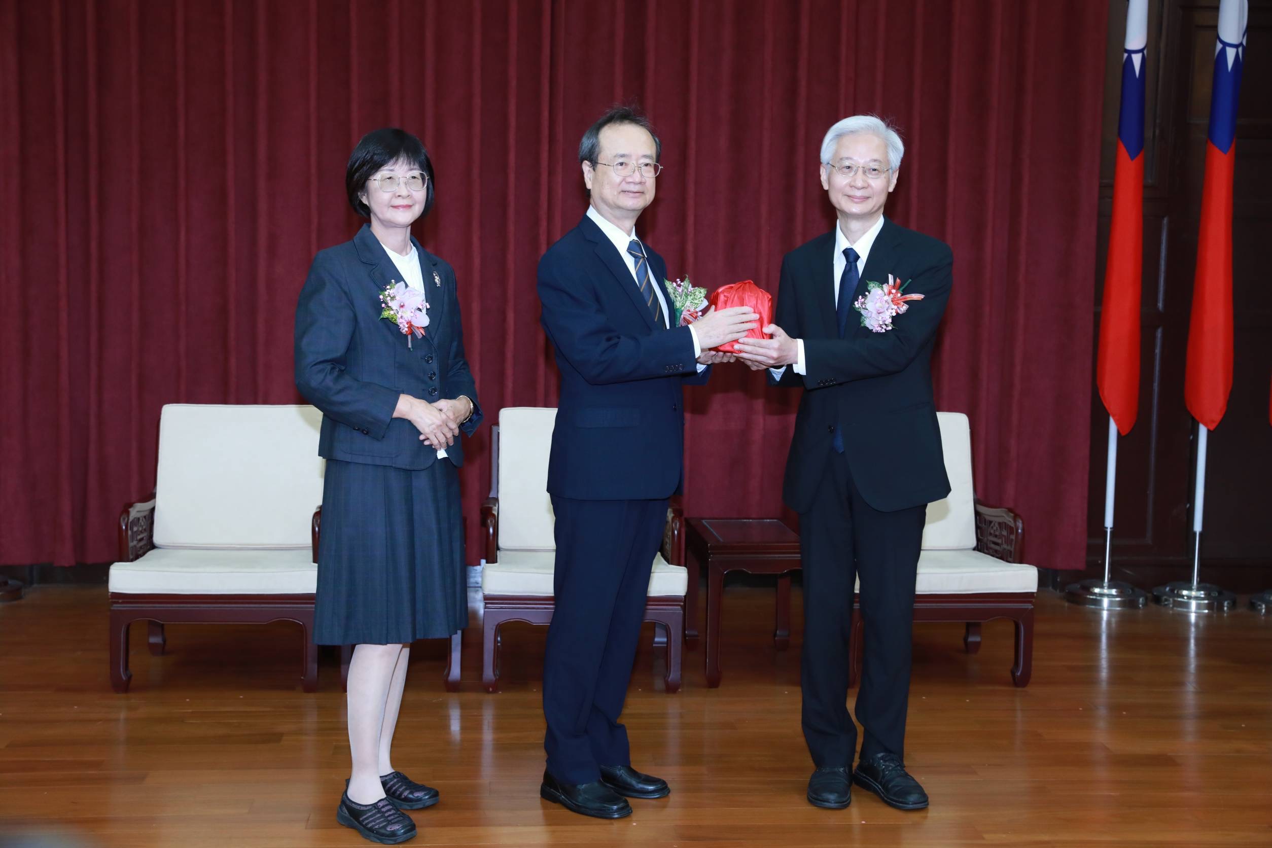 懲戒法院新任院長林輝煌（右）從司法院長許宗力（中）手中接下印信，左為懲戒法院代理院長黃梅月。