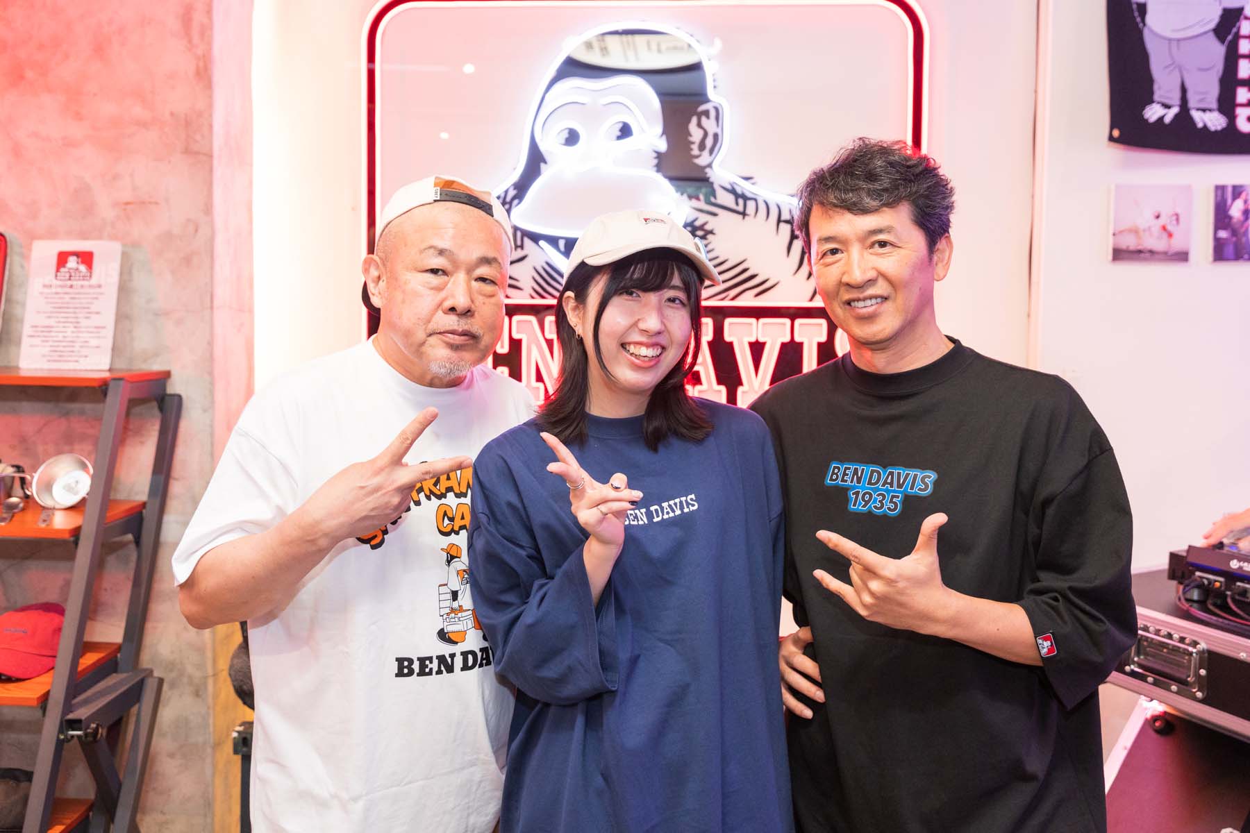 米元康正西門町慶生 BRAND T.跨界聯名辦攝影展，左起米原康正先生、葵小姐、BEN DAVIS日本社長赤松先生。（Brand.T提供）