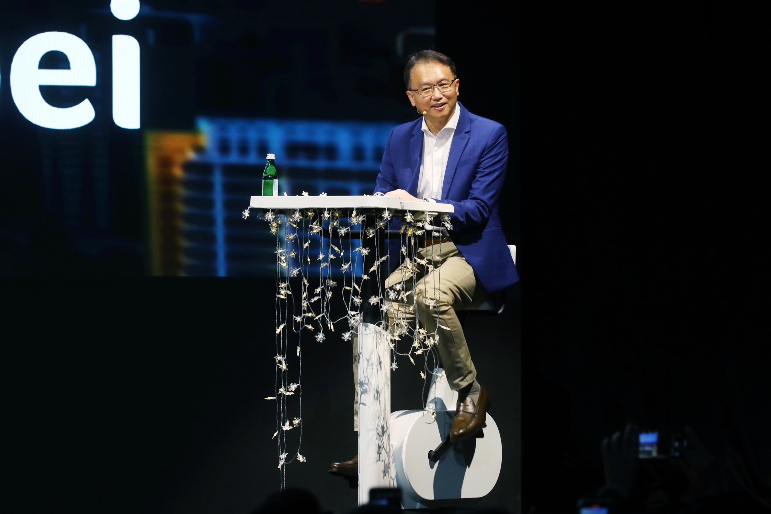 宏碁資訊搭上AI順風車，陳俊聖曝握有ChatGPT企業版並與多家半導體業者合作。