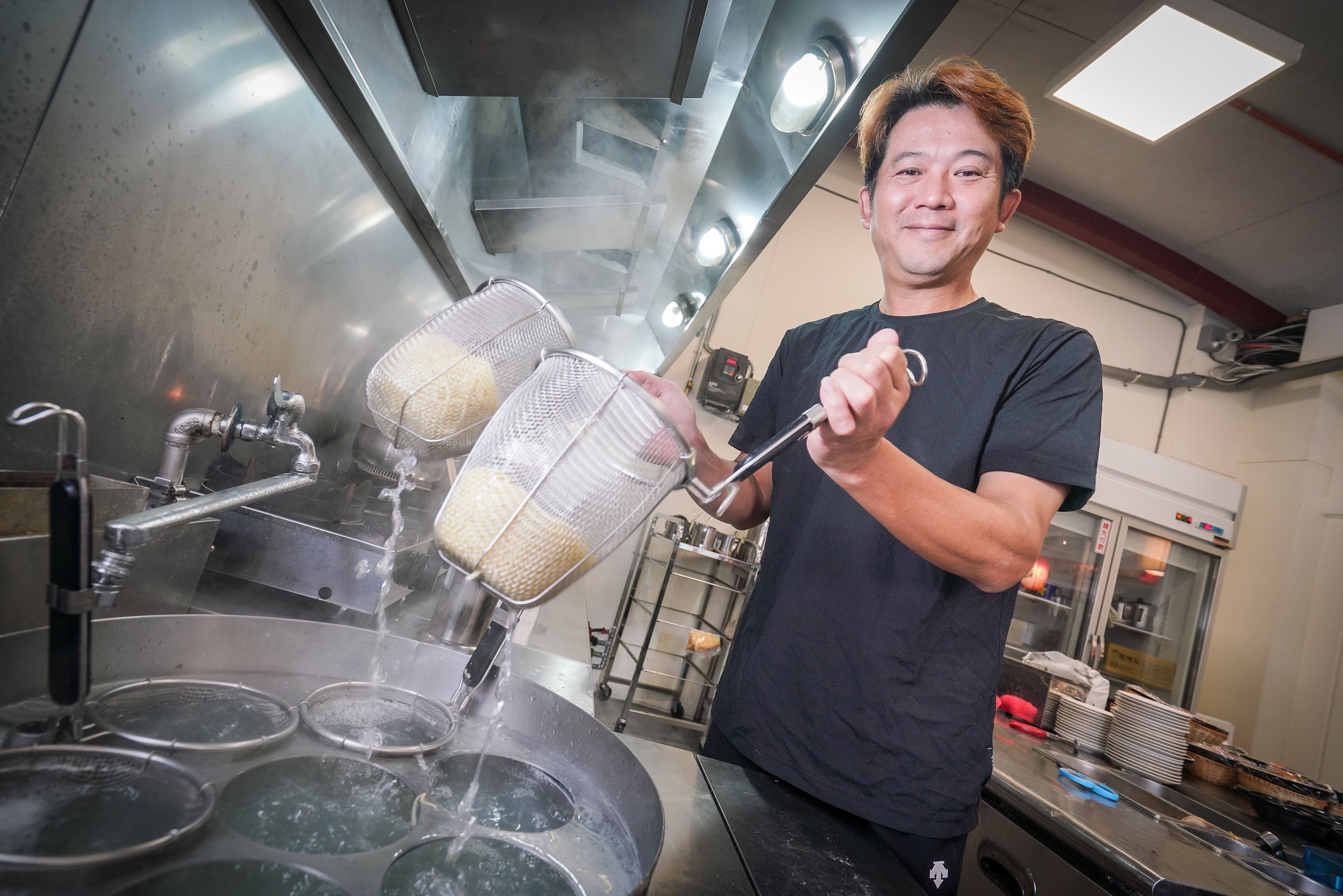 九湯屋創辦人翁暐鈞，發跡於新竹城隍廟商圈攤位，靠著一碗碗平價拉麵不僅還清負債，還打造出台式日本拉麵王國。