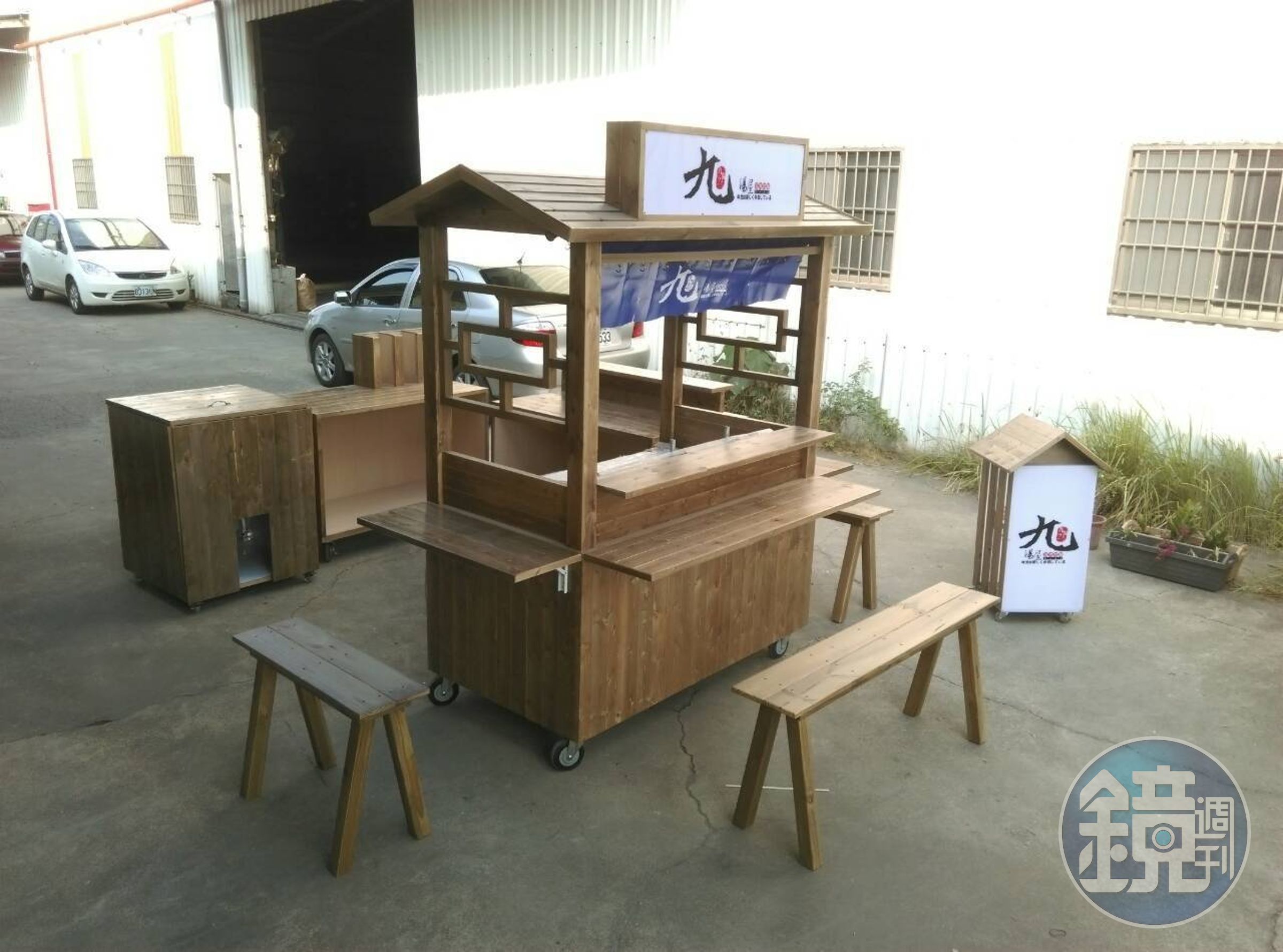 九湯屋創辦人翁暐鈞用12萬元,打造了一個跟當時一模一樣、新的日式拉麵攤車,再跟加盟主換回起家攤車。(九湯屋提供)
