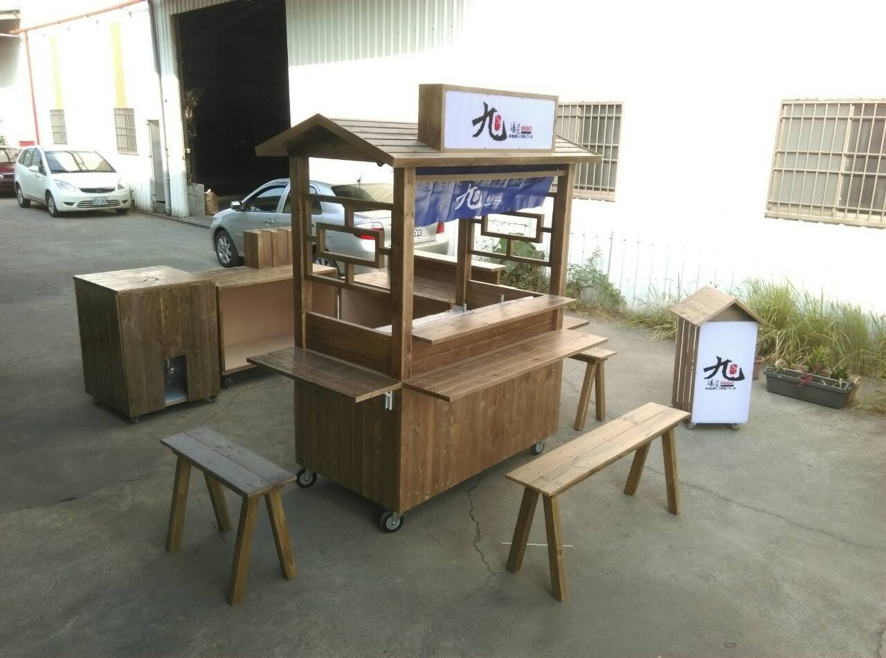 九湯屋創辦人翁暐鈞用12萬元,打造了一個跟當時一模一樣、新的日式拉麵攤車,再跟加盟主換回起家攤車。(九湯屋提供)