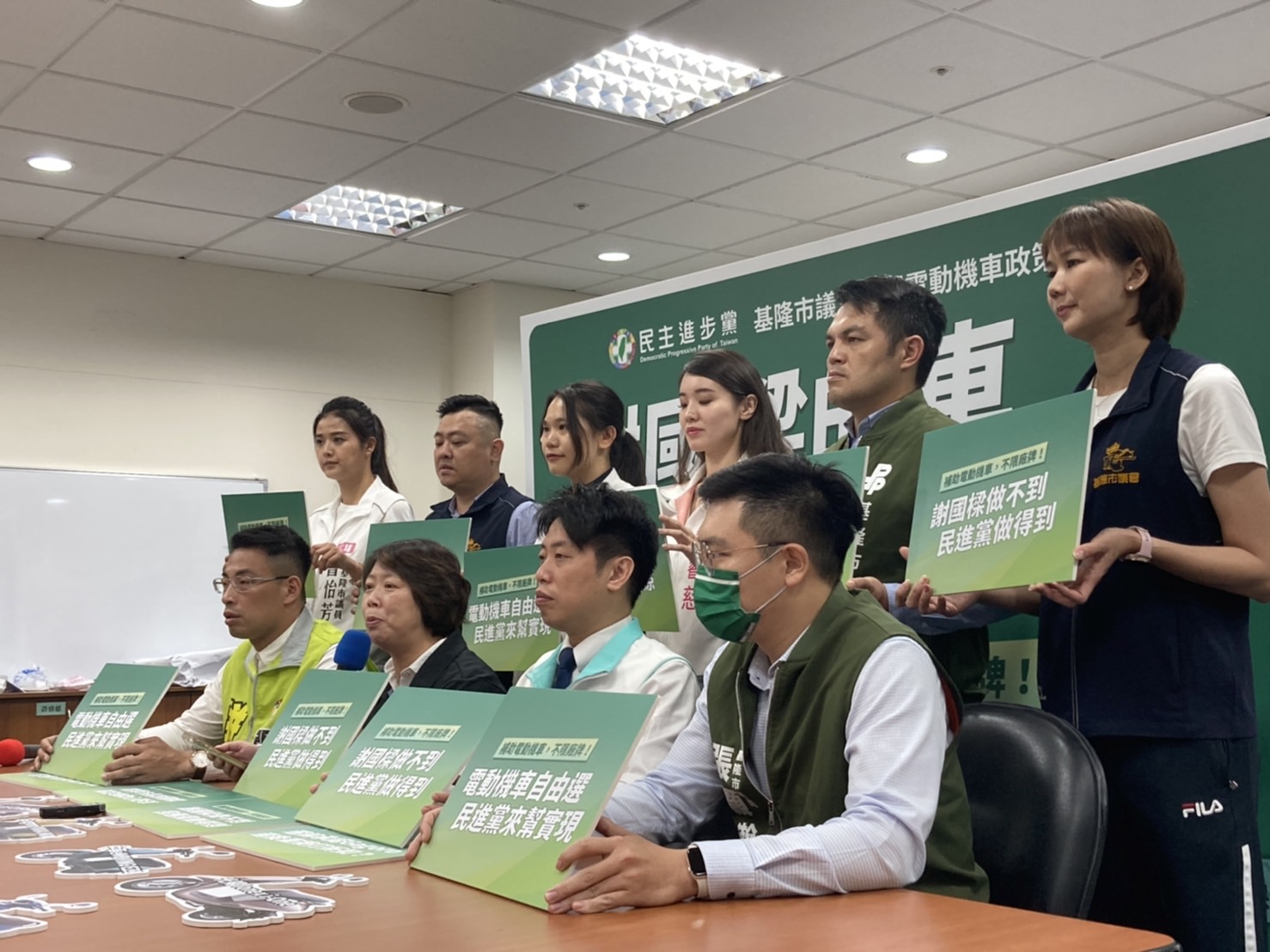 基隆市議會民進黨團喊出「謝國樑的車,民進黨來送!」、「謝國樑做不到,民進黨做得到」等口號。