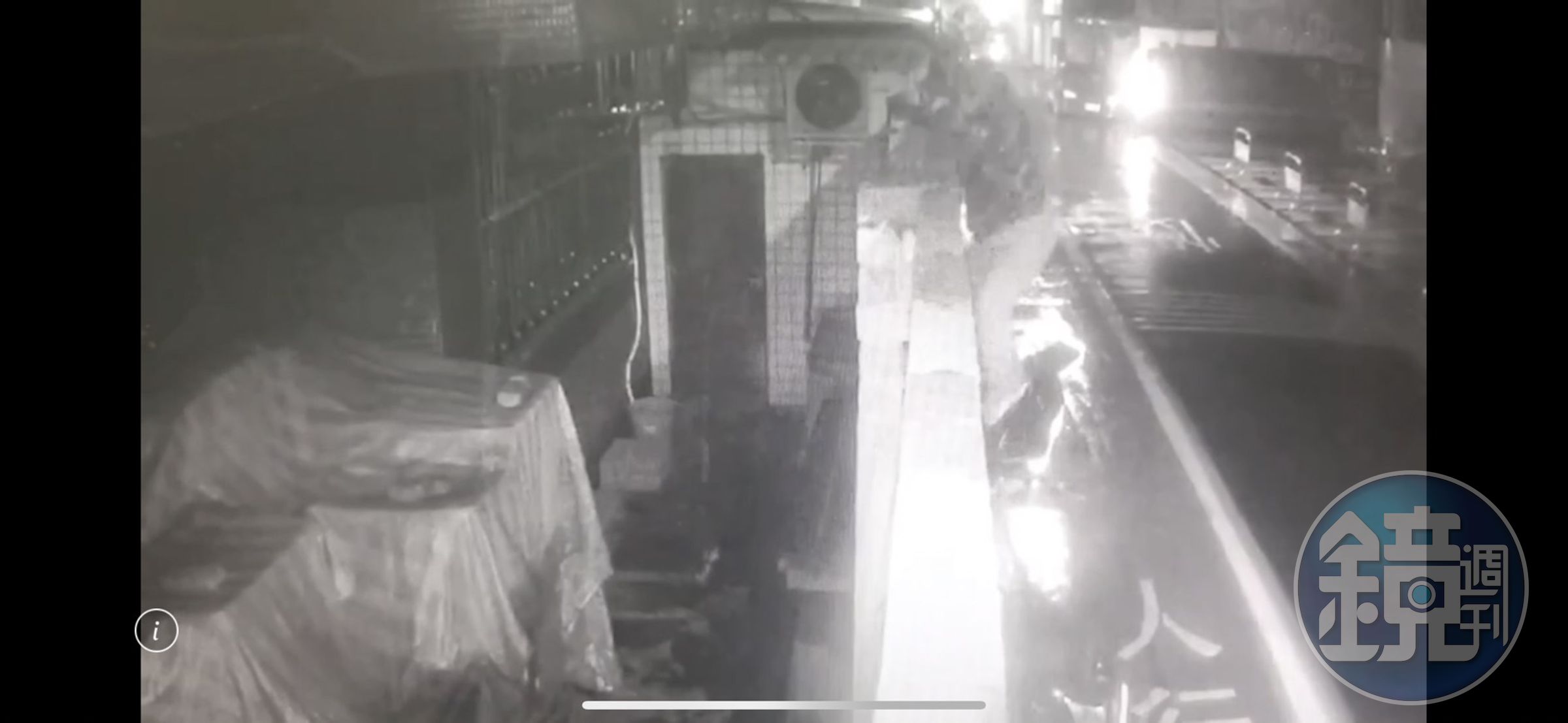 黃男趁下雨的凌晨時分，翻牆進入一樓民宅庭院行竊。（翻攝畫面）