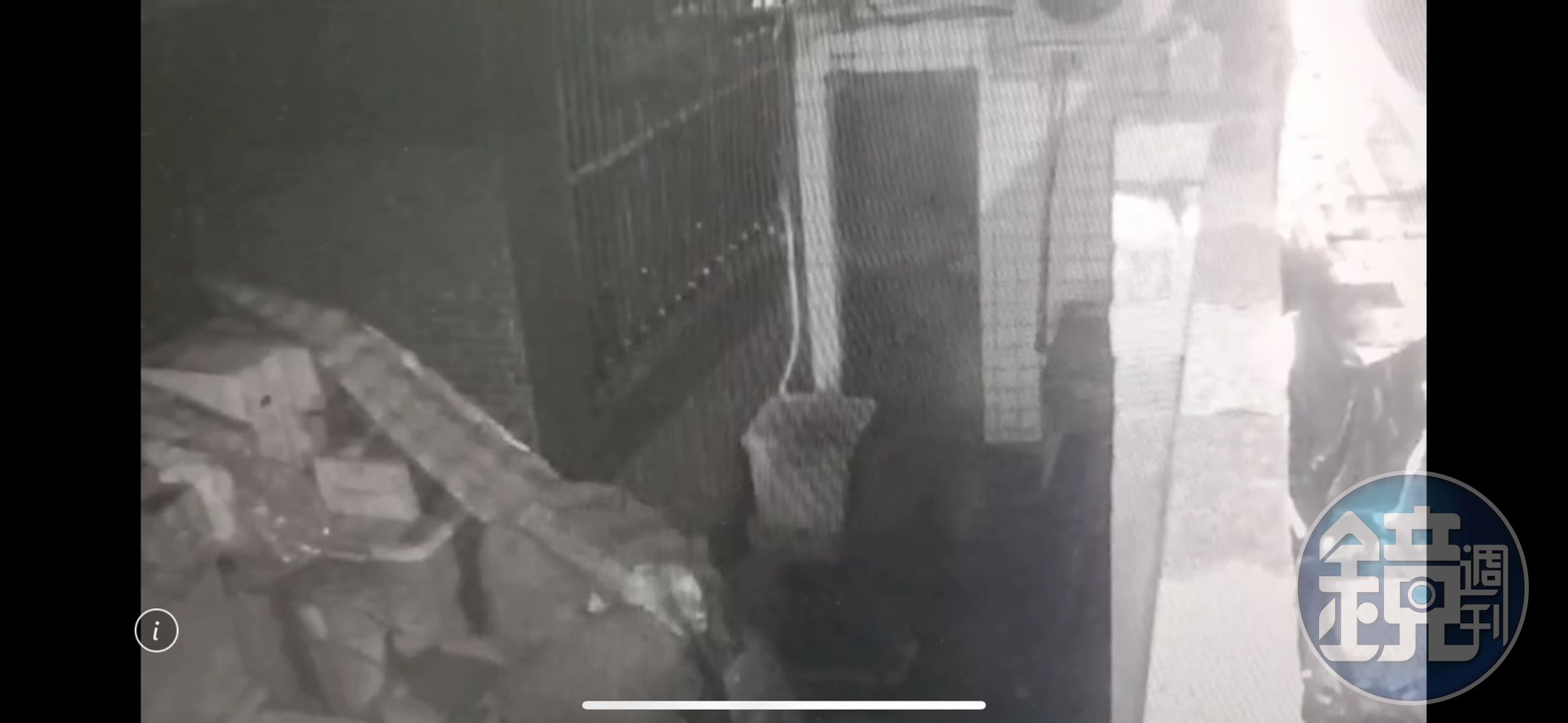 黃男與周男翻開帆布，翻找值錢物品裝箱偷走。（翻攝畫面）