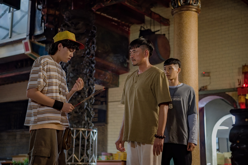 廟公柯叔元（中）用檳榔來幫劉子銓（左）驅鬼避煞。（双喜提供）
