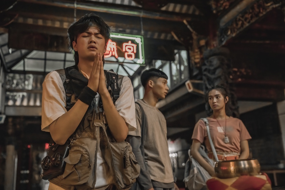 劉子銓（左）在片中想幫好友黃冠智（中）追求雷嘉汭（右），是個既膽小又講義氣的角色。（双喜提供）