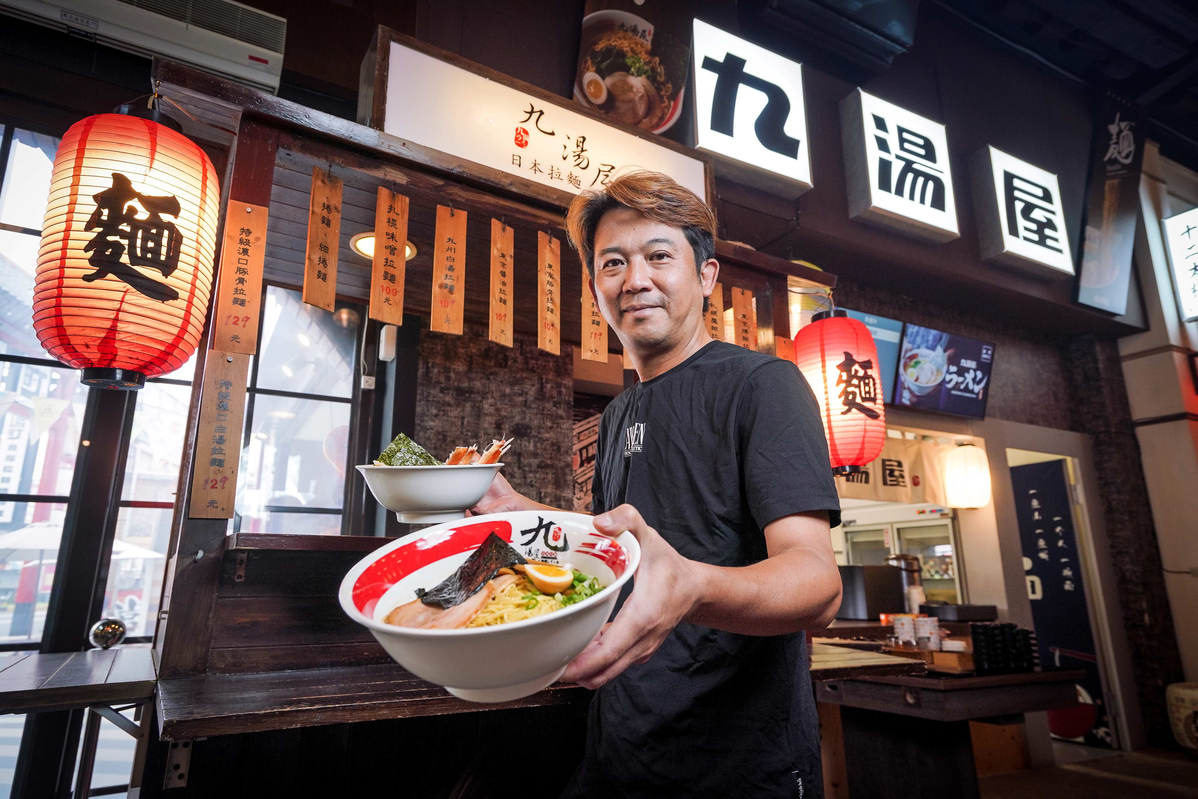 翁暐鈞的欠債人生靠著九湯屋日式拉麵翻身，由於豚骨湯頭平價不錯吃加盟店一家一家開，現在他已是全台最大連鎖日本拉麵王。