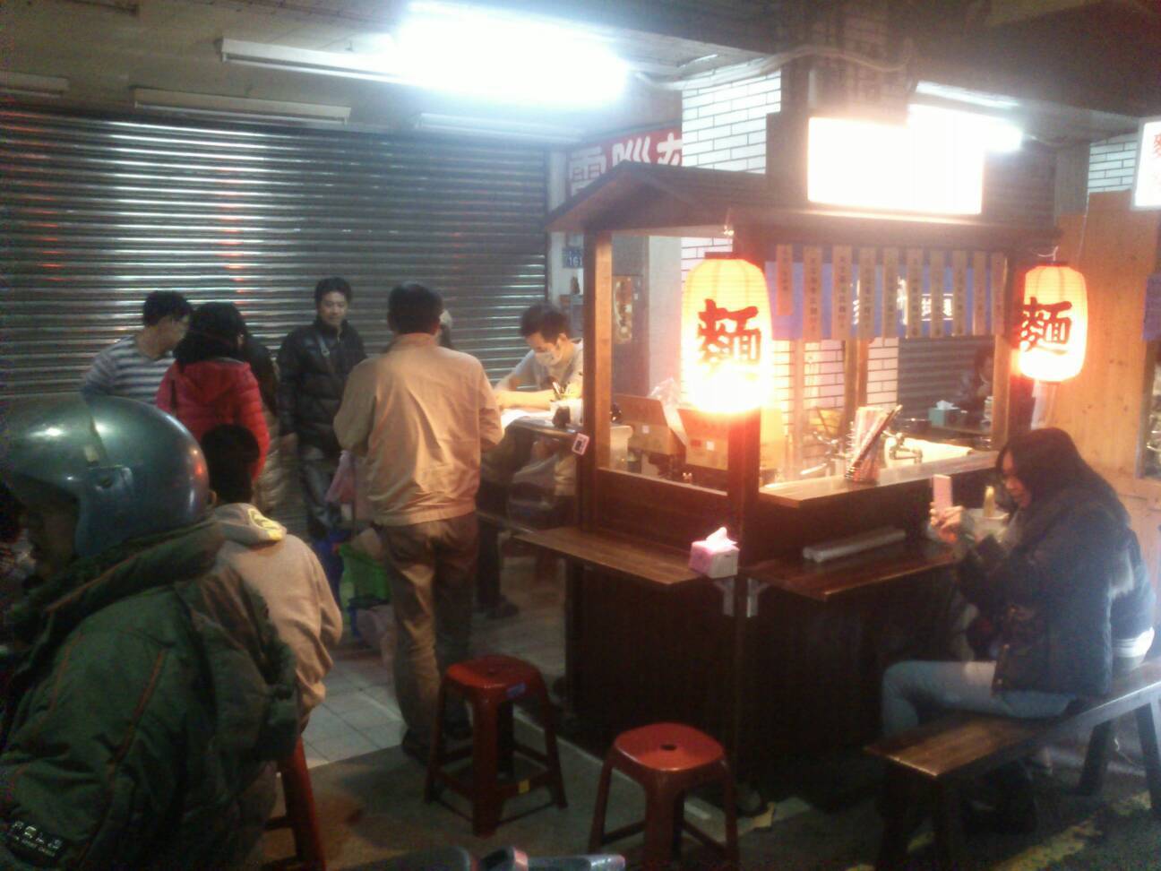 翁暐鈞當初白天開店,晚上到新竹城隍廟夜市擺拉麵攤,結果開張才第三天吃麵人潮就炸了開來,九湯屋開始爆紅。(九湯屋提供)