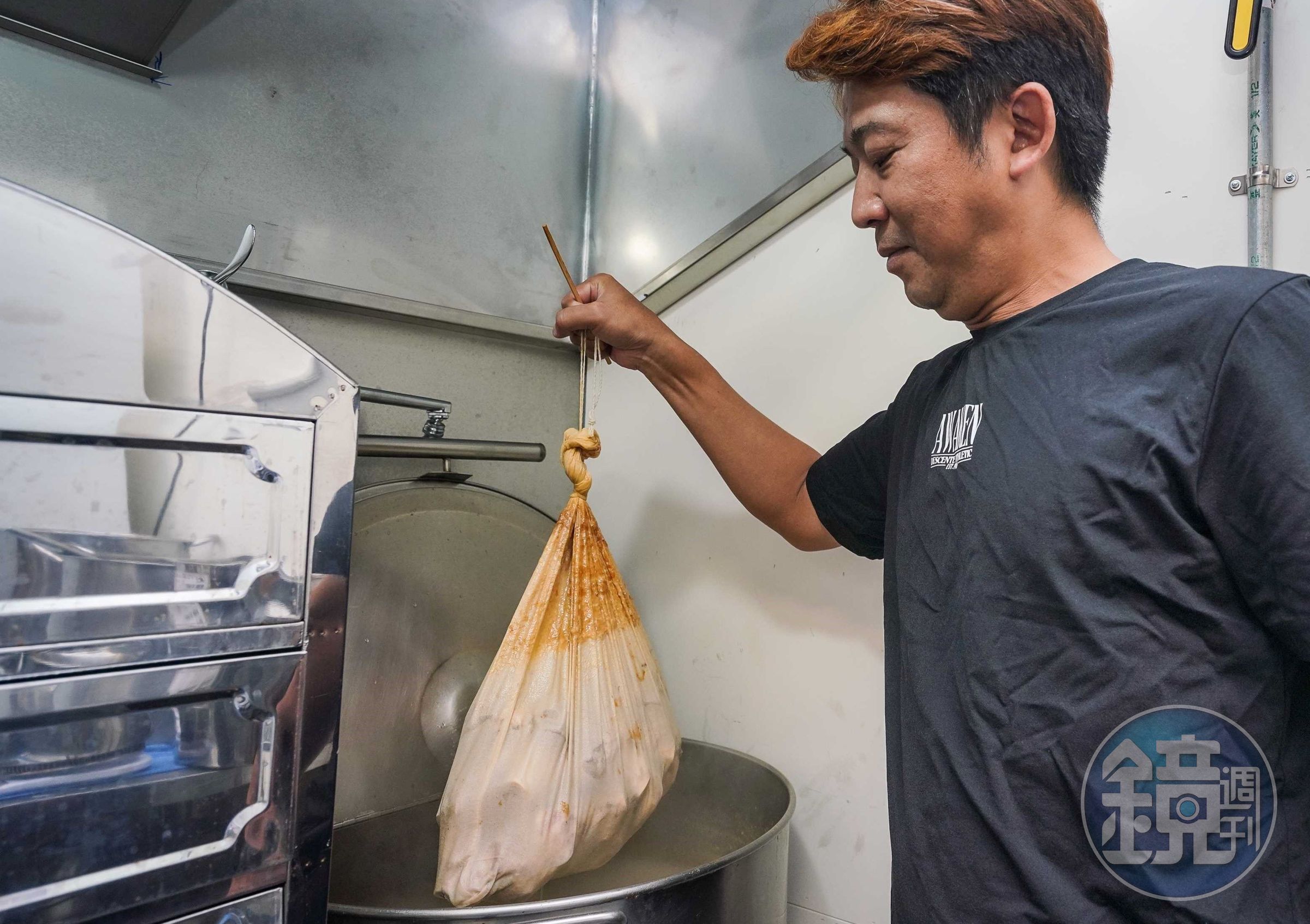 不要以為九湯屋走平價路線，就會在用材上偷工減料，它的豚骨湯頭一定是用豬大骨大火熬兩個小時。