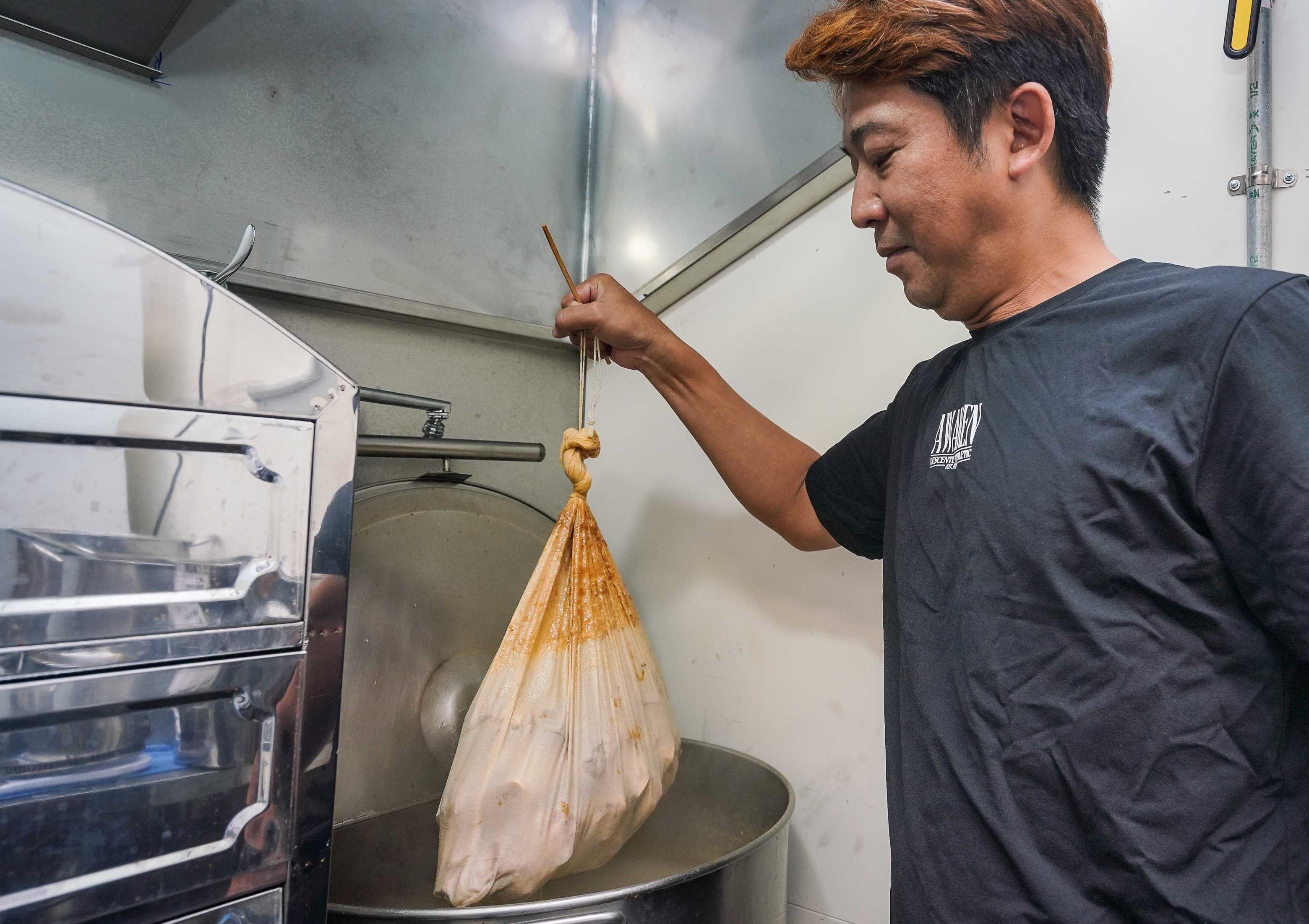 不要以為九湯屋走平價路線,就會在用材上偷工減料,它的豚骨湯頭一定是用豬大骨大火熬兩個小時。