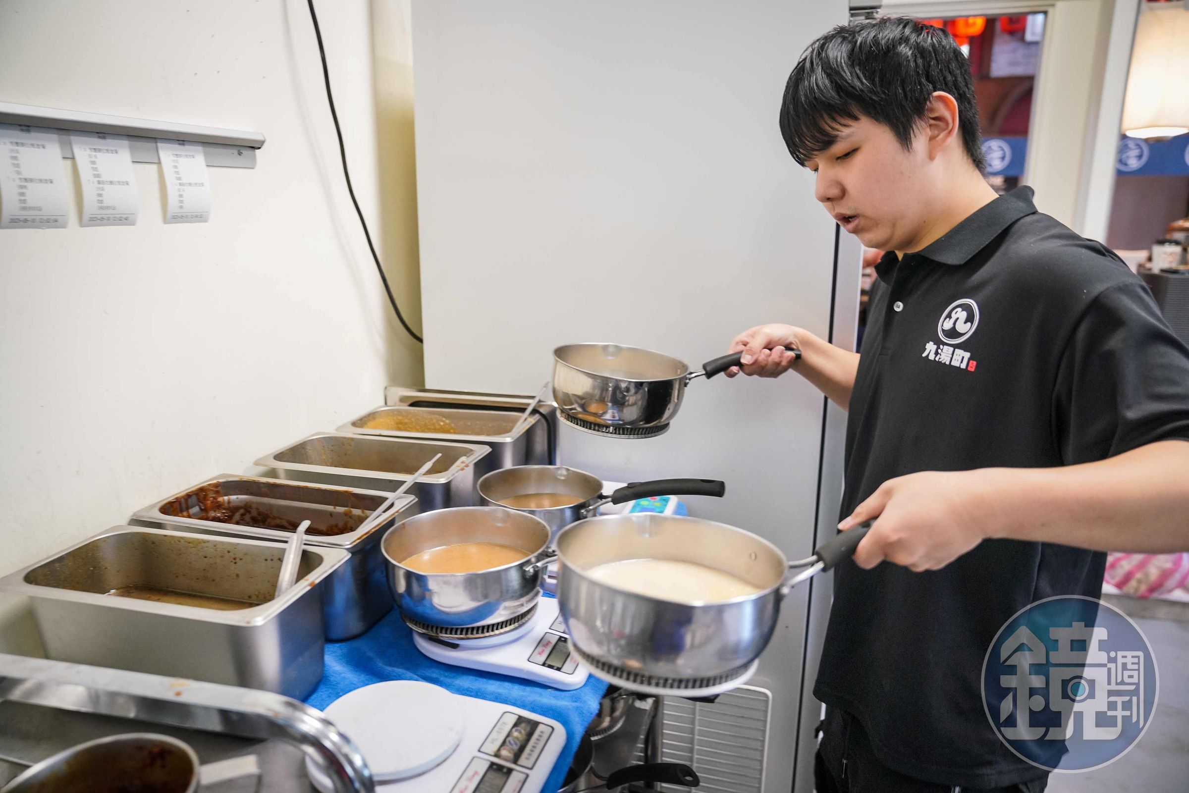 在竹科開拉麵店時，翁暐鈞習得精準備料的標準流程，這也是九湯屋經營加盟體系很加分的關鍵。