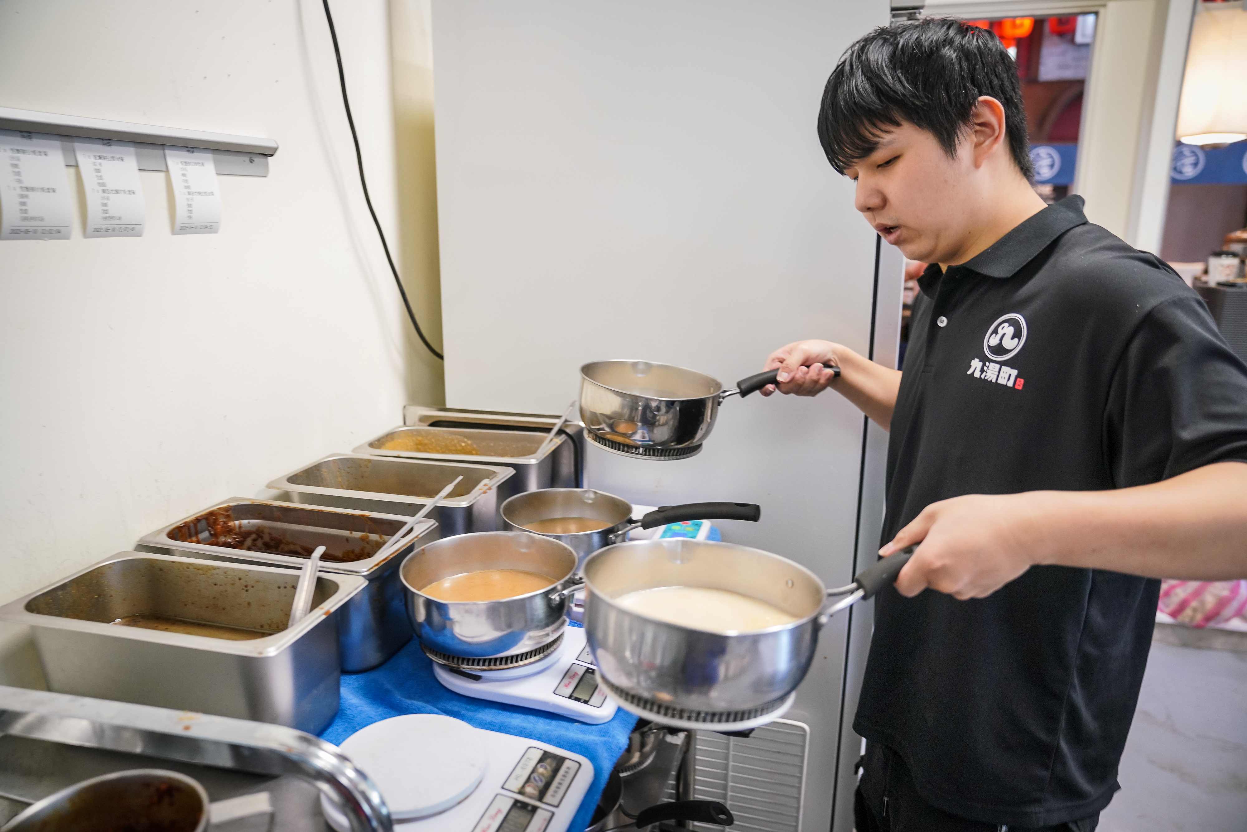 在竹科開拉麵店時,翁暐鈞習得精準備料的標準流程,這也是九湯屋經營加盟體系很加分的關鍵。