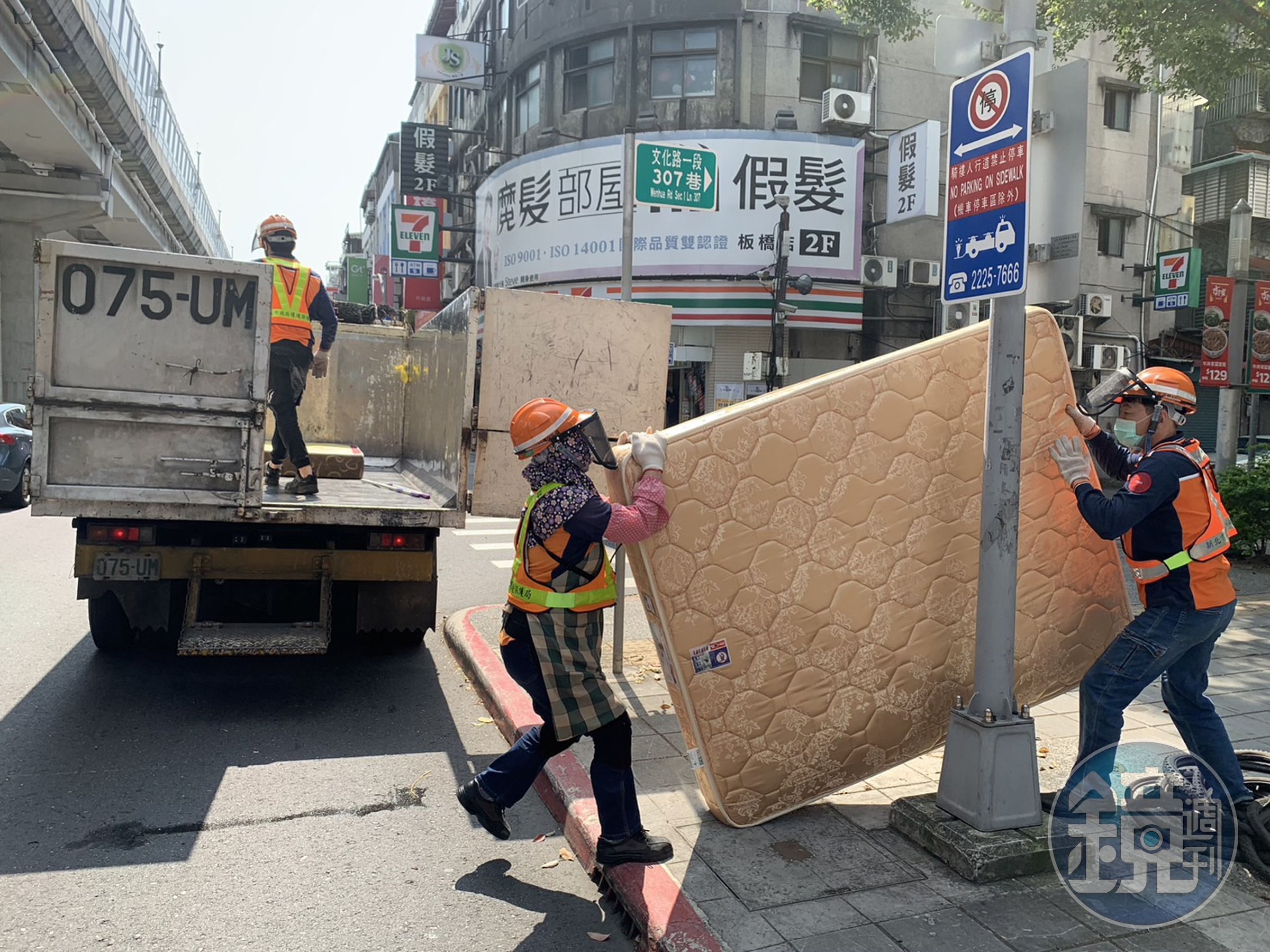 新北環保局提醒丟棄大型家具或是垃圾時，務必仔細檢查是否內含貴重物品，第一時間發現誤丟時，請立即通知所在區清潔隊，隊員將立即協尋。（新北環保局提供）