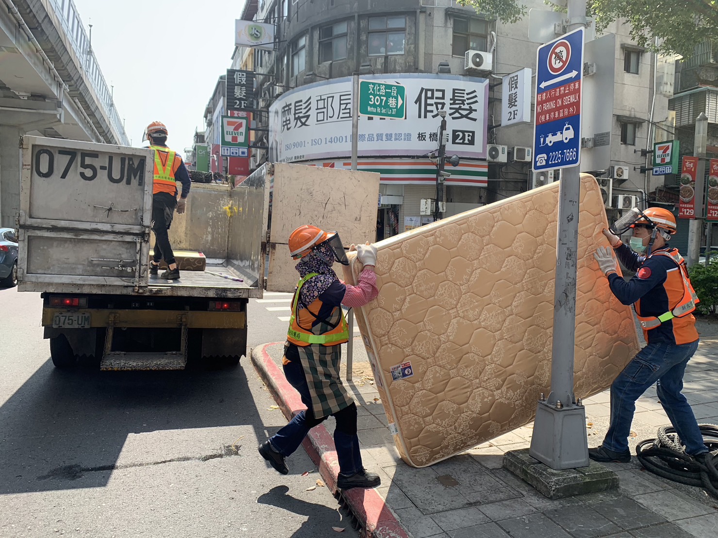 新北環保局提醒丟棄大型家具或是垃圾時，務必仔細檢查是否內含貴重物品，第一時間發現誤丟時，請立即通知所在區清潔隊，隊員將立即協尋。（新北環保局提供）