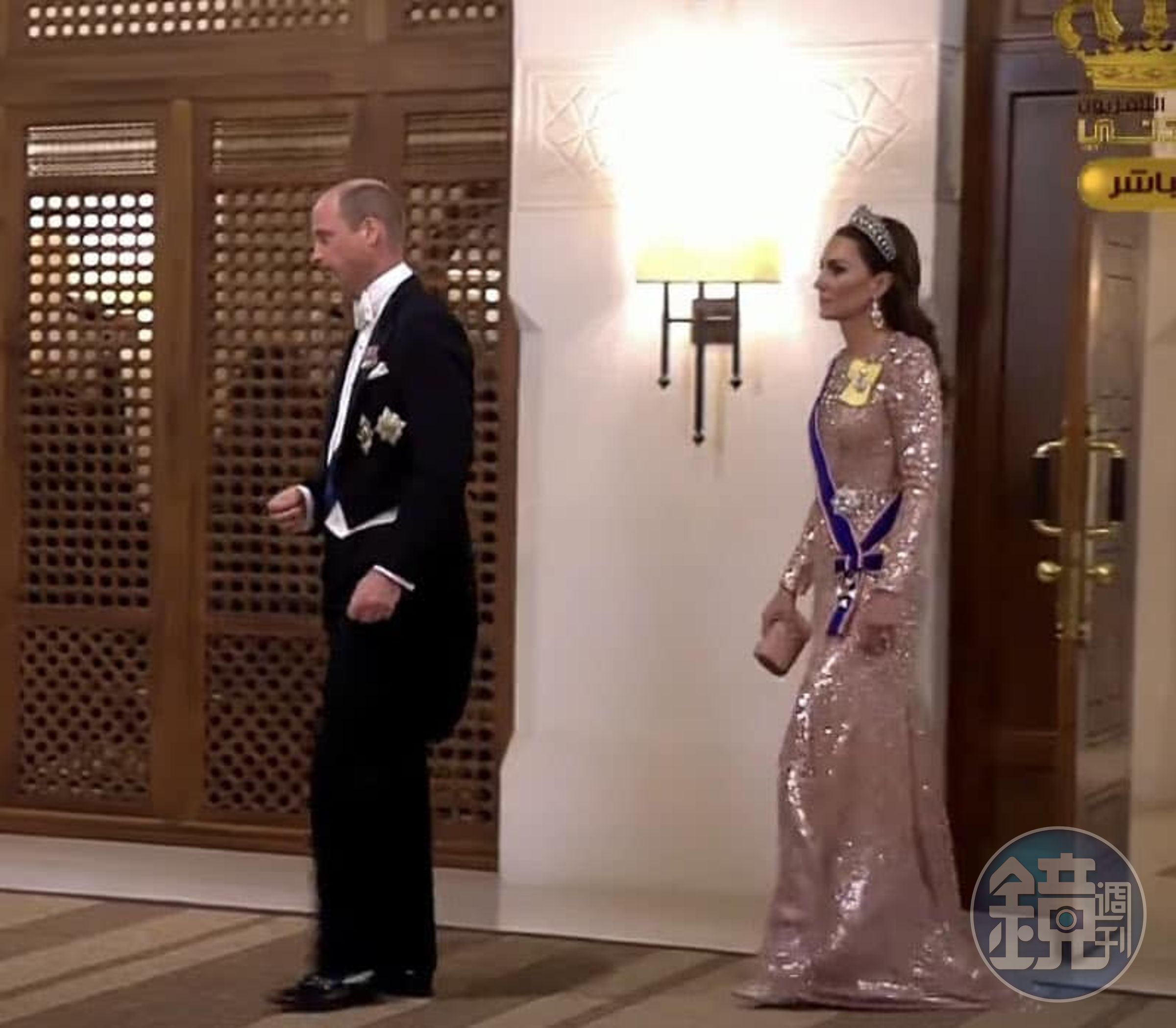 晚宴上，凱特王妃換穿愛牌Jenny Packham禮服，頭戴「戀人結冠冕」。（翻攝YouTube畫面）