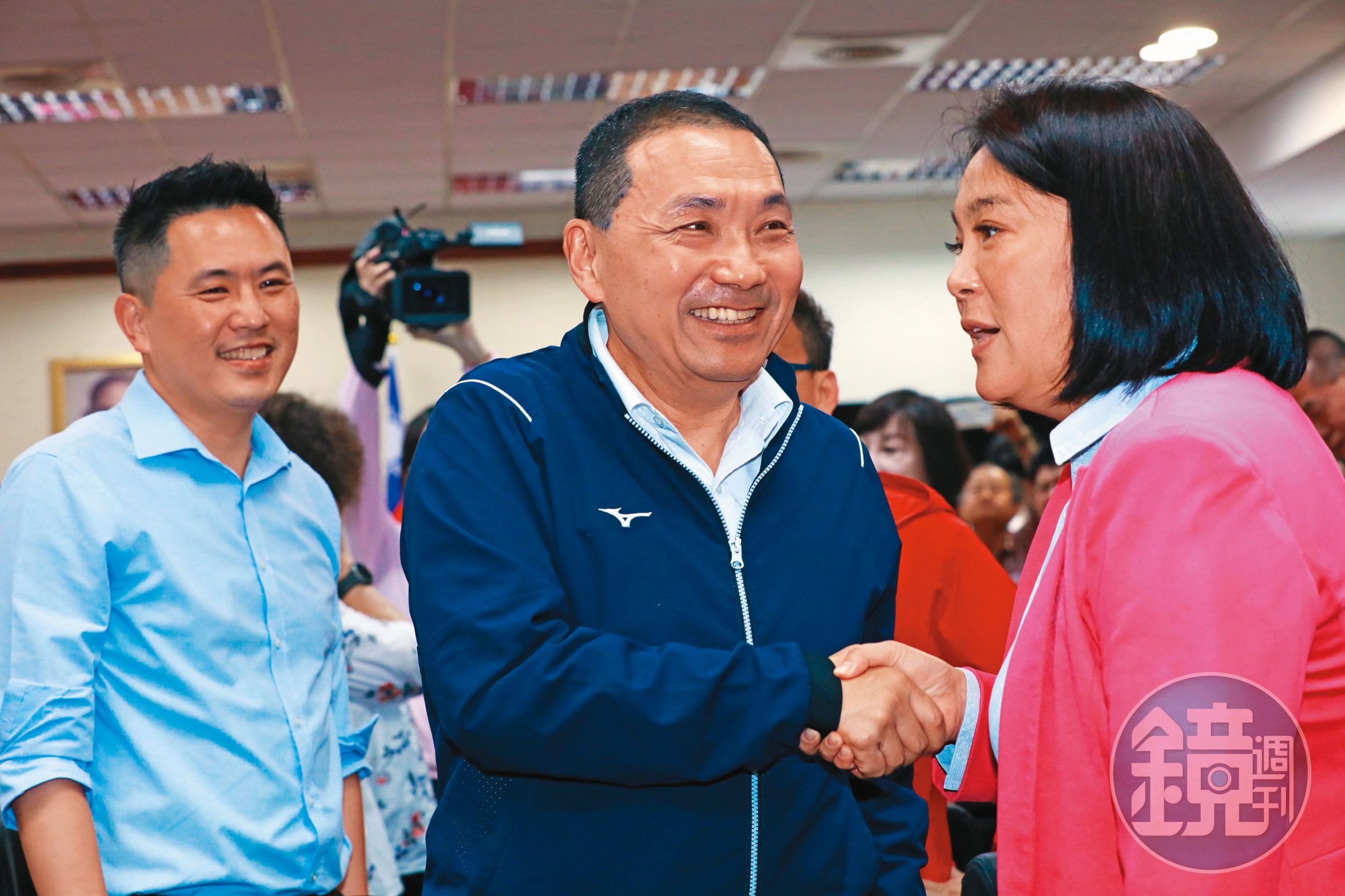 侯友宜(中)5月31日拜會國民黨團,挺郭立委陳玉珍(右)特地從金門飛回來出席,被藍營認為整合郭台銘仍有轉圜空間。