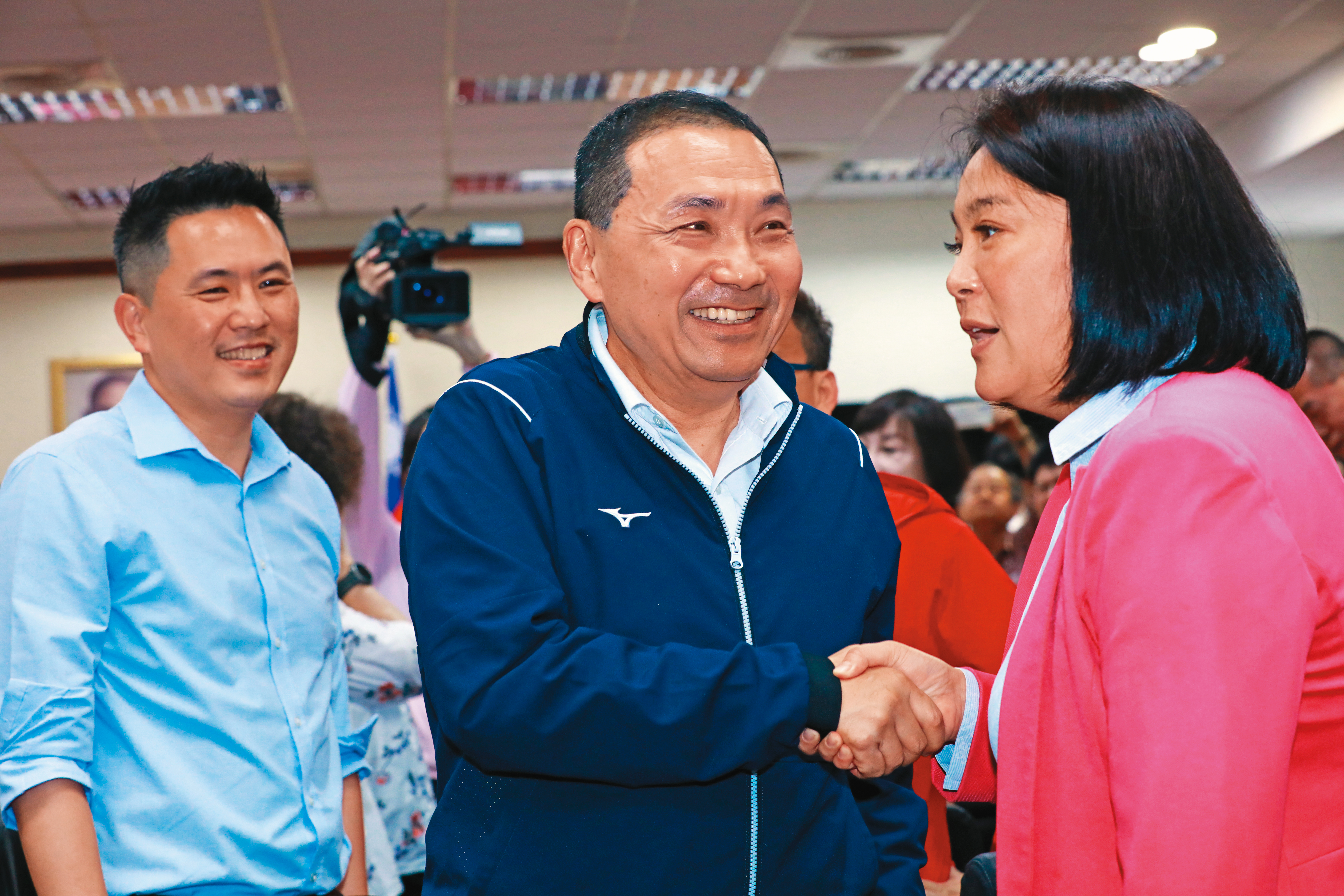 侯友宜（中）5月31日拜會國民黨團，挺郭立委陳玉珍（右）特地從金門飛回來出席，被藍營認為整合郭台銘仍有轉圜空間。