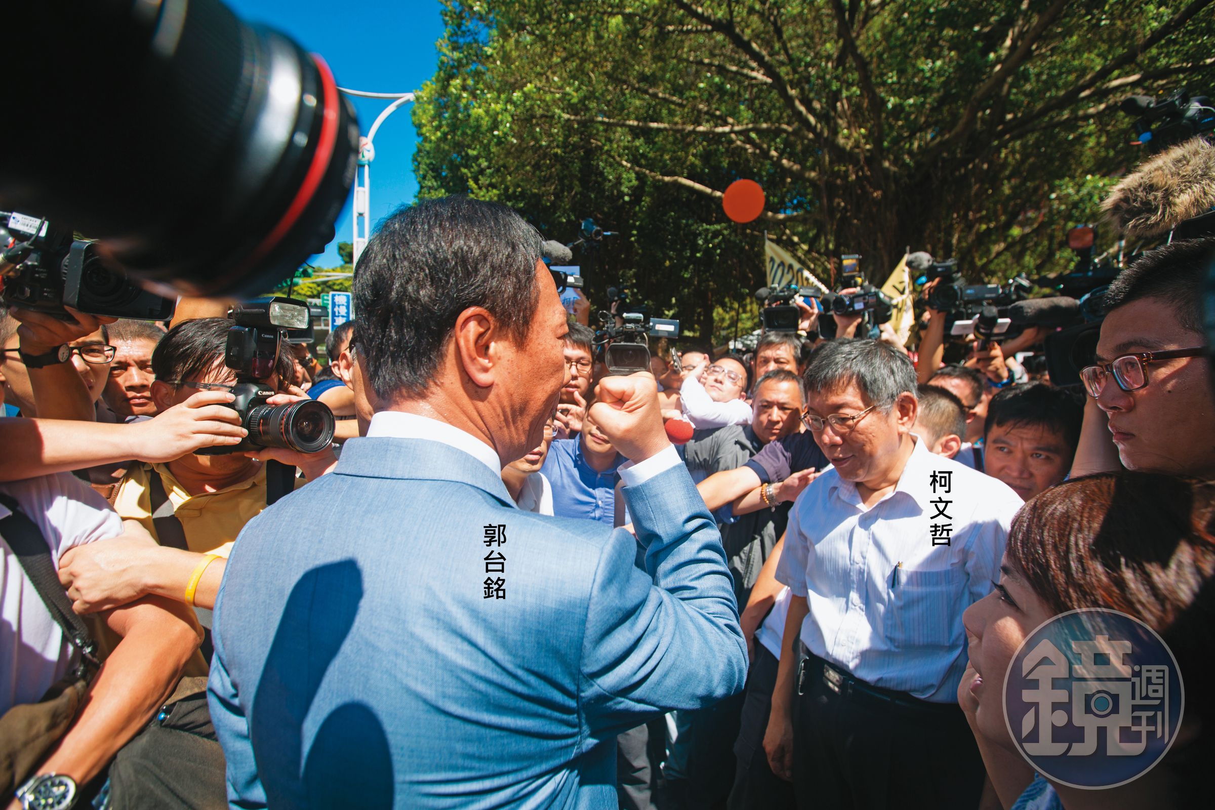 郭台銘4年前在登記最後一刻棄選總統,柯文哲這次已定調參選總統到底,內部更否決柯郭配、郭柯配的選項。圖為柯郭2019年在823砲戰紀念公園合體。