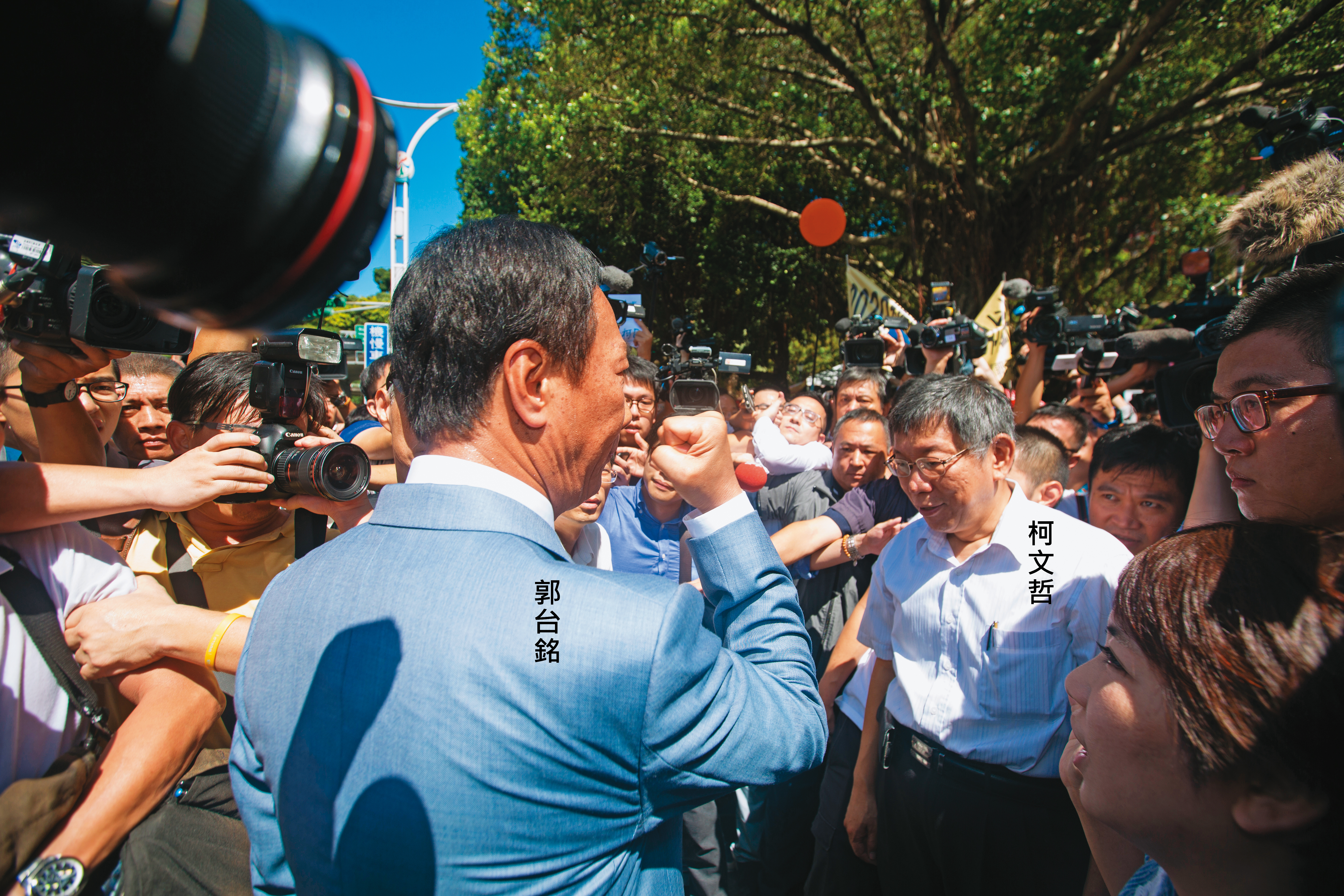 郭台銘4年前在登記最後一刻棄選總統，柯文哲這次已定調參選總統到底，內部更否決柯郭配、郭柯配的選項。圖為柯郭2019年在823砲戰紀念公園合體。