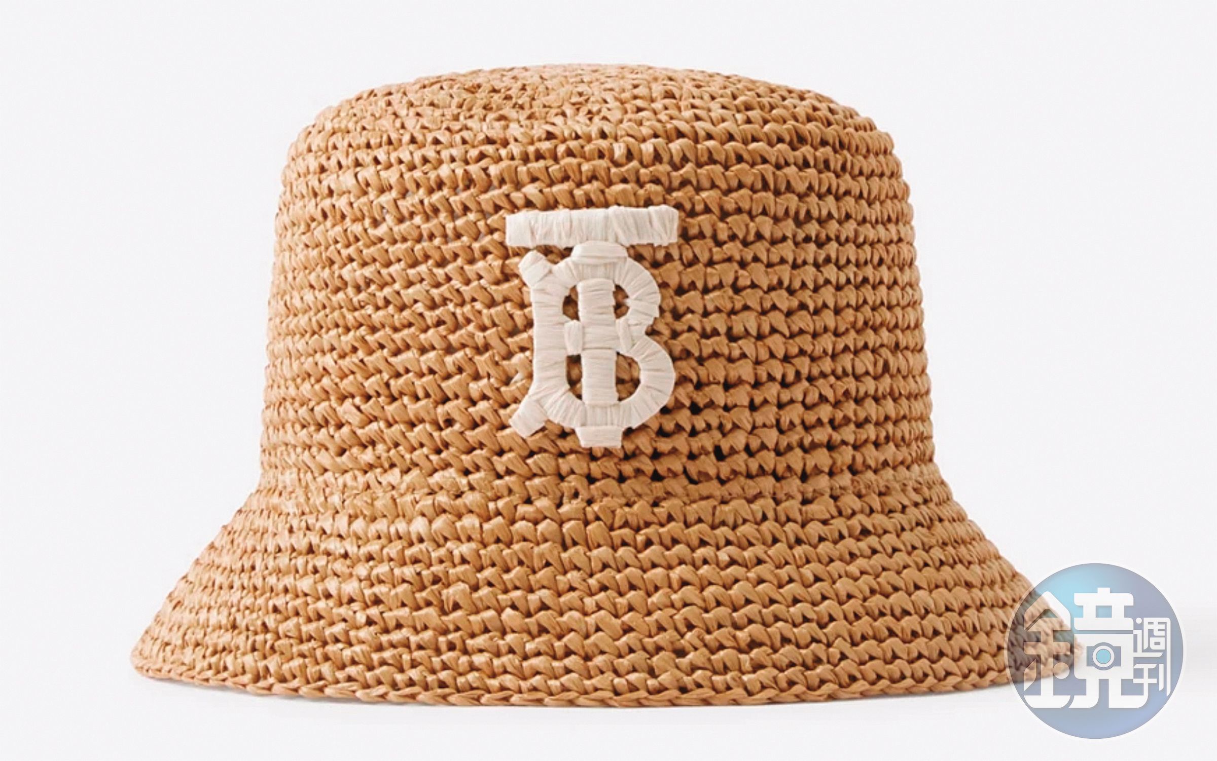 Burberry專屬標誌TB裝飾拉菲草纖維質感漁夫帽。NT$18,200