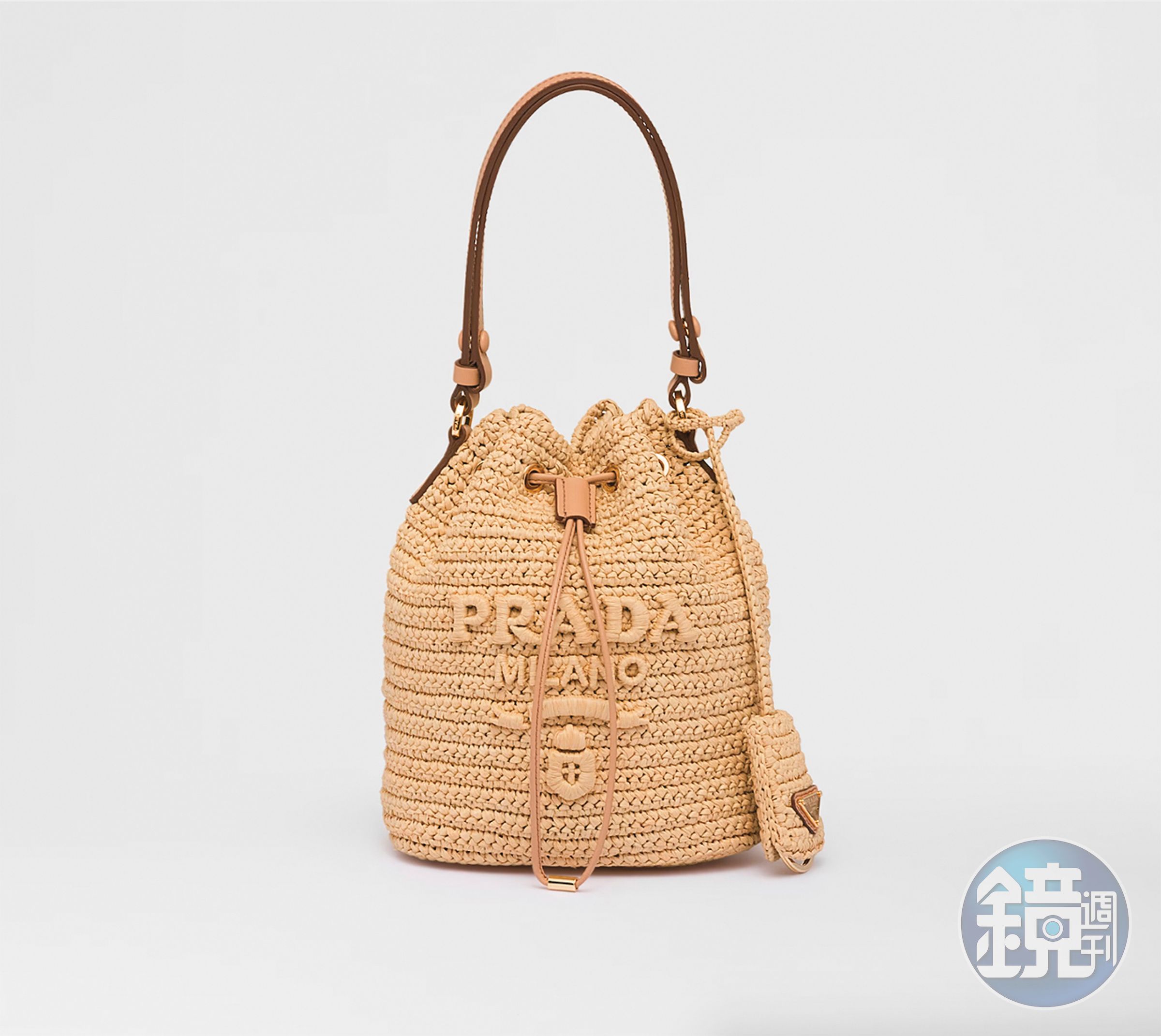 Prada皮革手把拉菲草迷你水桶包。NT$78,000