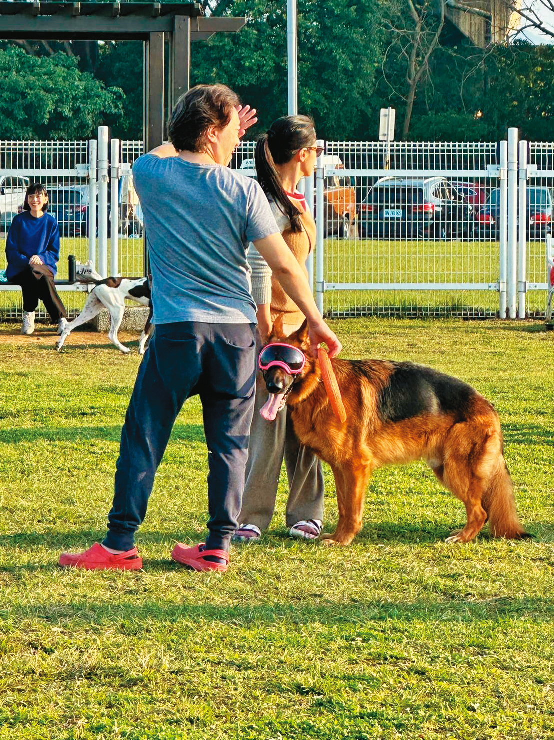 李蒨蓉（左二）跟老公常一同帶Wolfy去狗公園放風，牠護主強烈，看到別的狗狗靠近，會狂叫不已。（讀者提供）