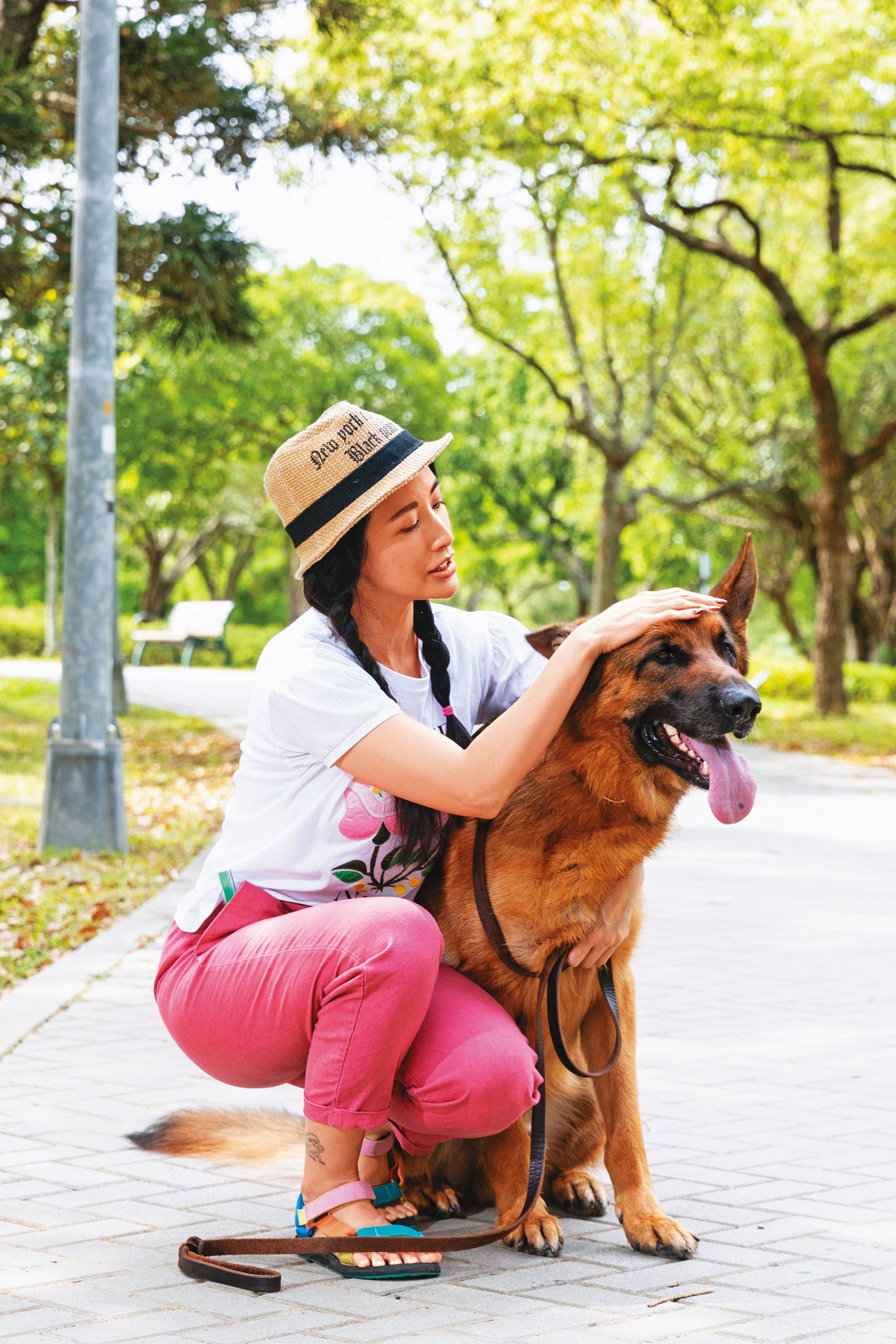 李蒨蓉平日最愛帶著Wolfy到公園散步，Wolfy也乖乖配合。
