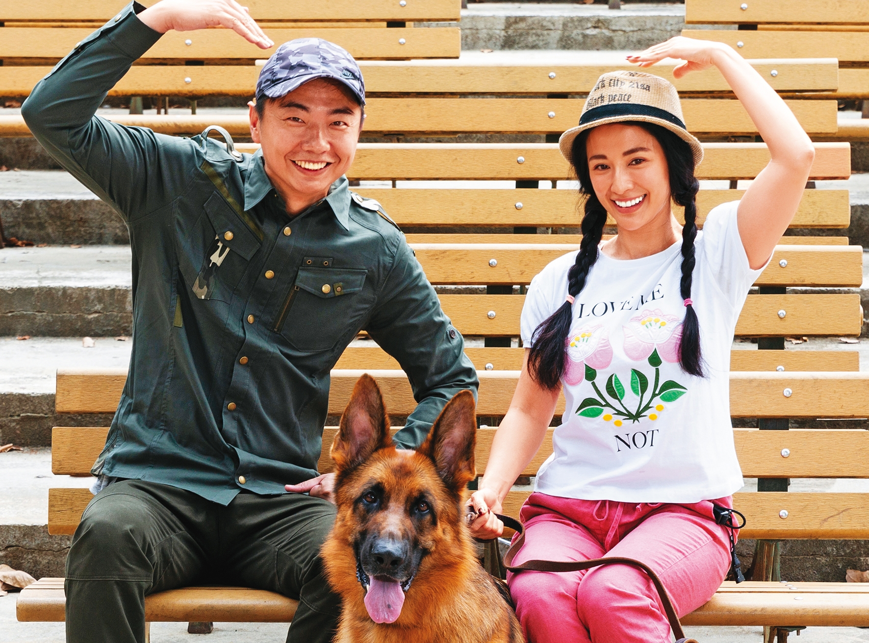 李蒨蓉（右）帶3歲的德國牧羊犬Wolfy跟熊爸（左）見面，曾是熊爸學生的Wolfy，再見時反應熱情，被牽著散步也很開心。