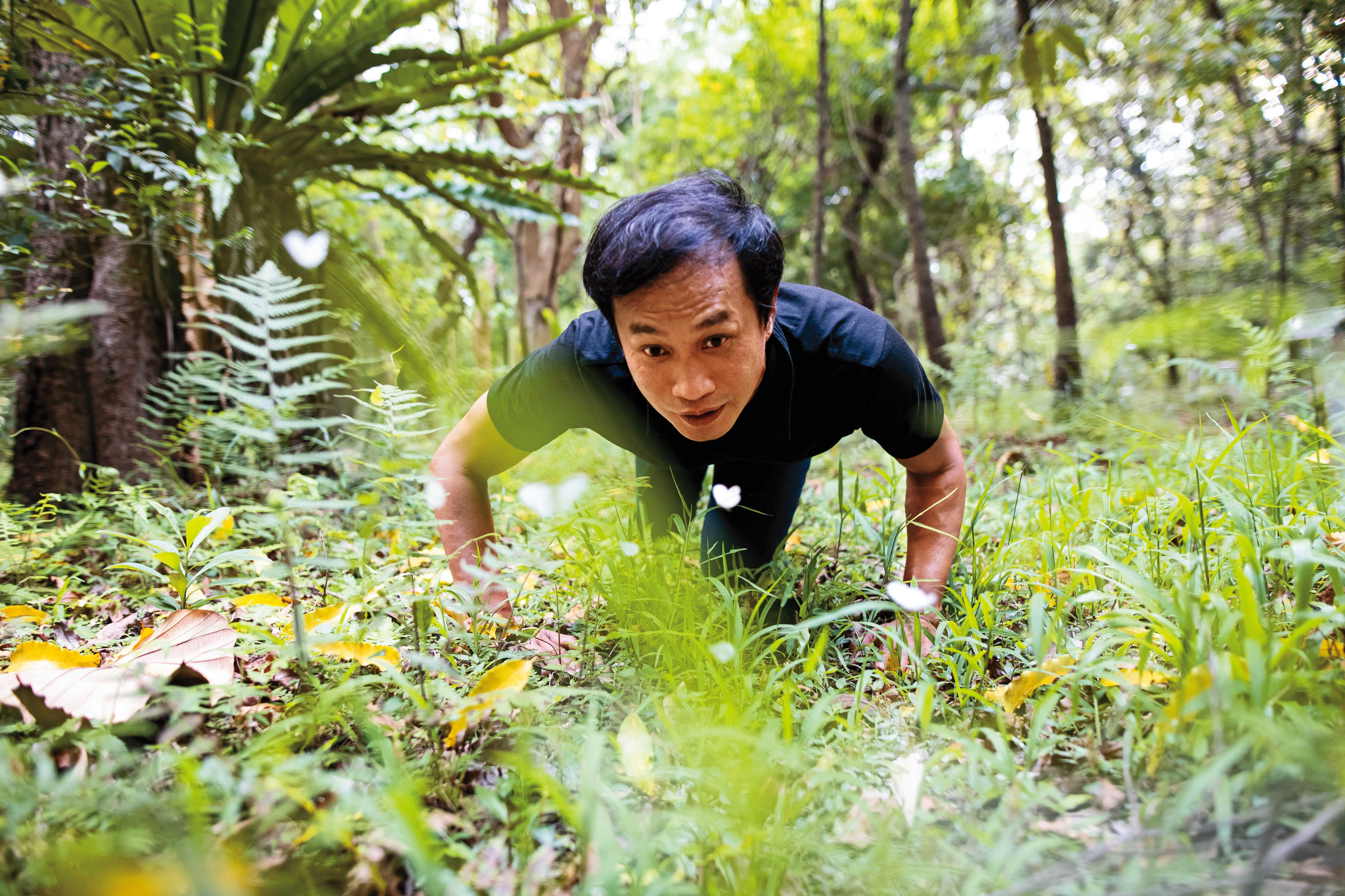 詹家龍說，草叢中這群白色的「黑點粉蝶」，應是在集體求偶。