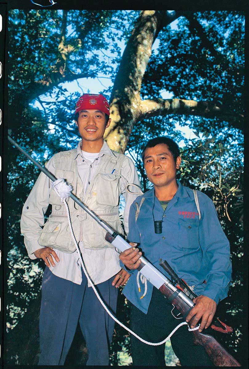詹家龍(左)曾在高雄茂林的紫蝶幽谷工作多年,與當地魯凱族人熟識。(牽猴子提供)