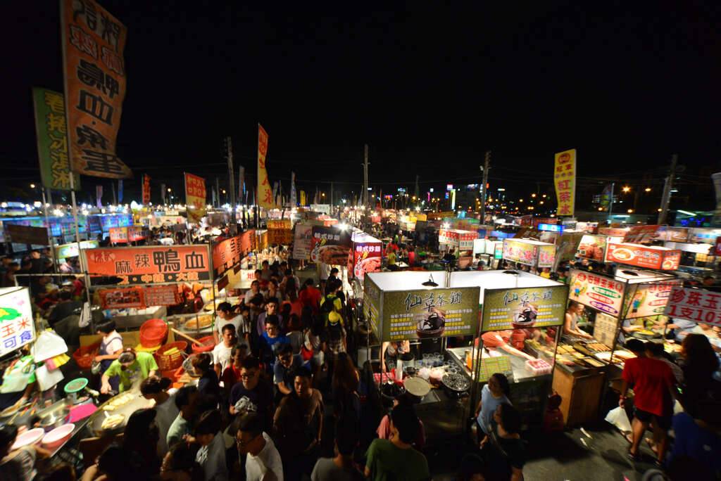 在夜市叫賣棉花糖的女童遭父親毆打，員警獲報通報社會局處置。（翻攝畫面）
