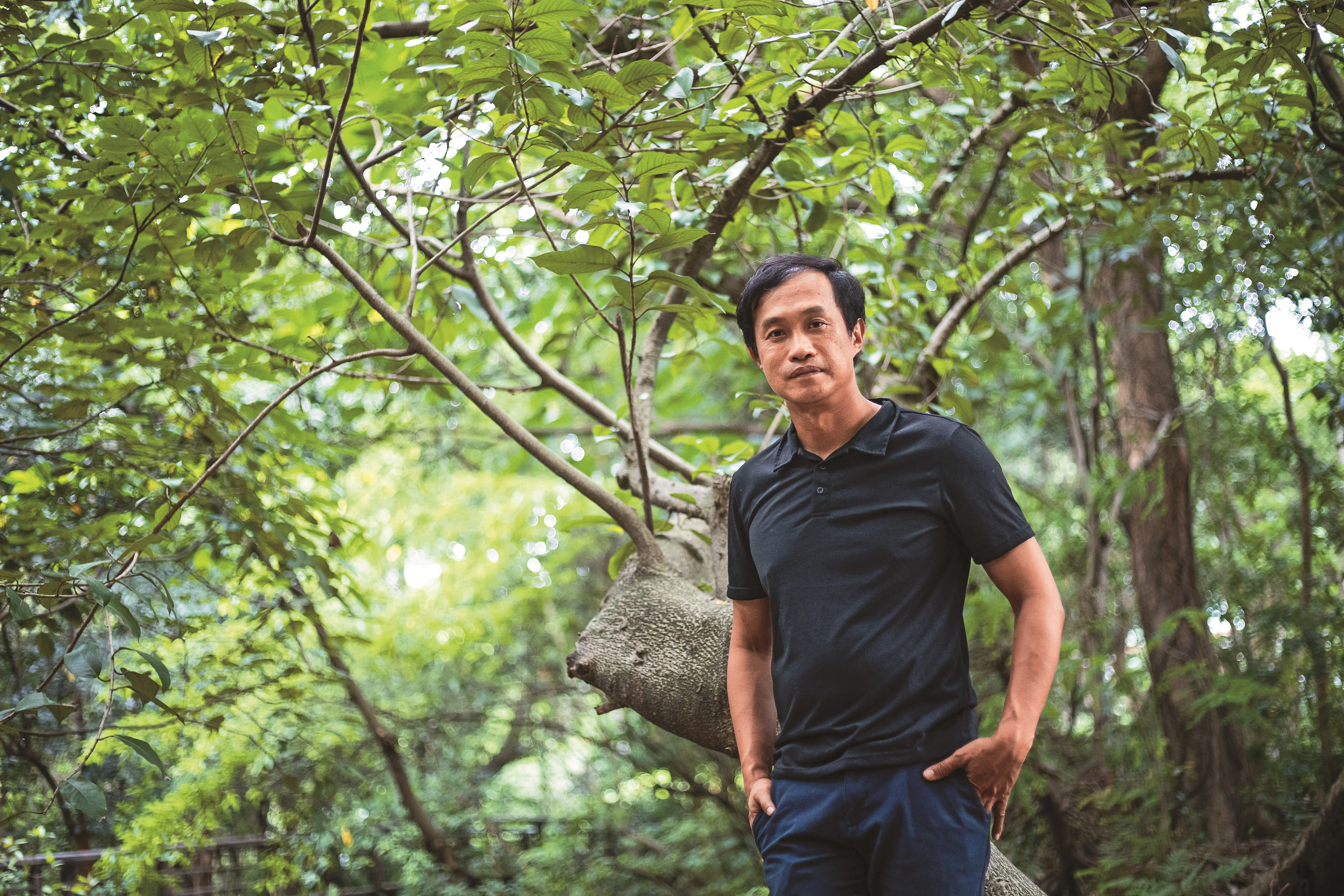 詹家龍熱愛昆蟲與山林，追蝶數十年，他耗時5年拍攝的紀錄片《消失的紫斑蝶》最近上映。